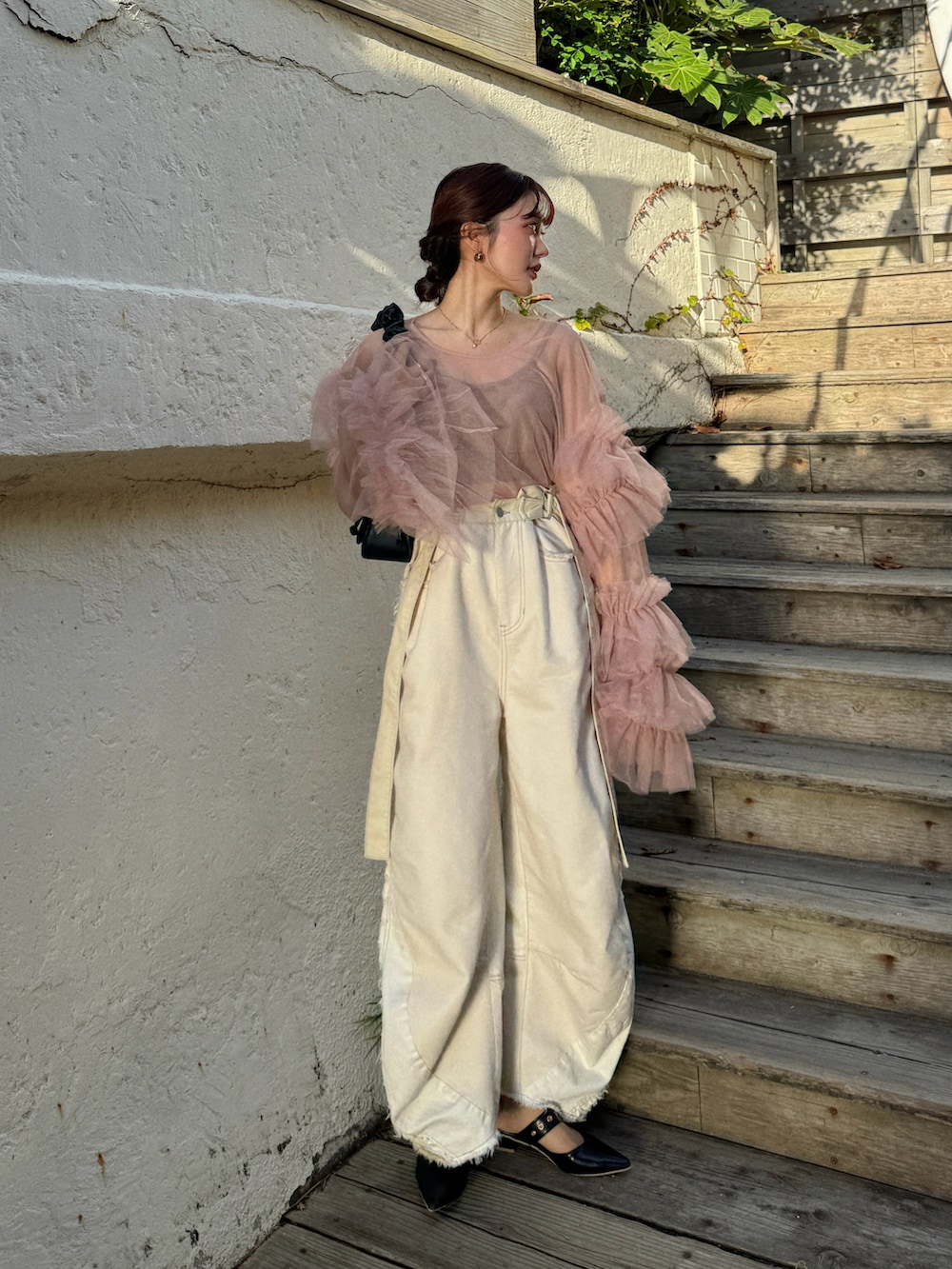 ブラック系のパンプス、ピンク系のシャツ/ブラウスを着用したレディースの秋コーディネートの3枚目の写真