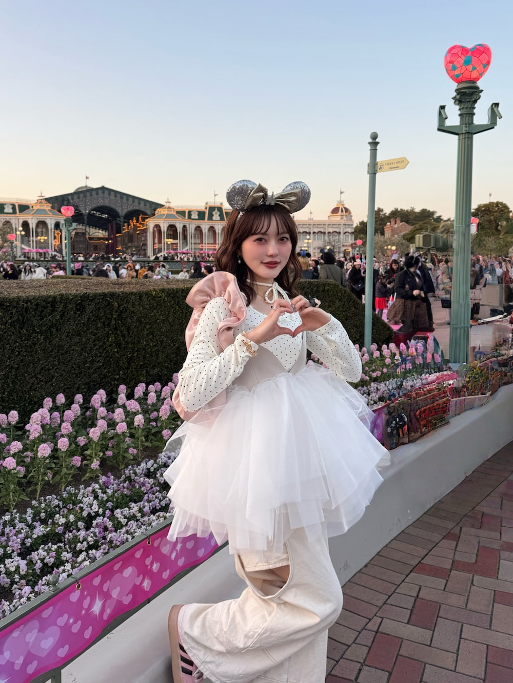 ホワイト系のTシャツ/カットソー、ベージュ系のキャミソール、ホワイト系のデニムパンツを着用したレディースの冬コーディネートの5枚目の写真