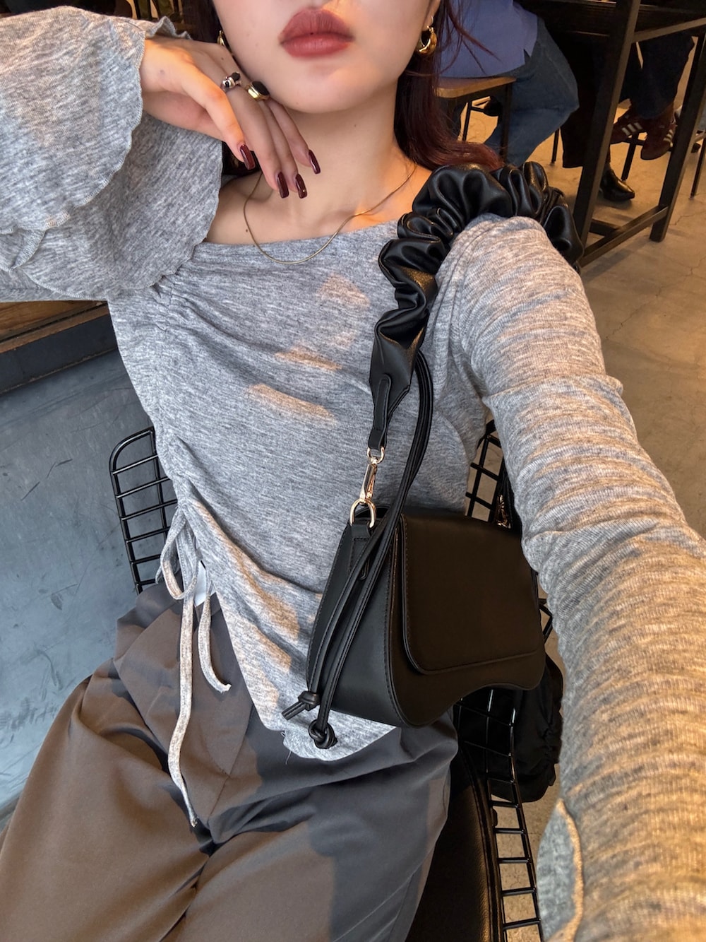 グレー系のTシャツ/カットソーを着用したレディースの秋コーディネートの4枚目の写真