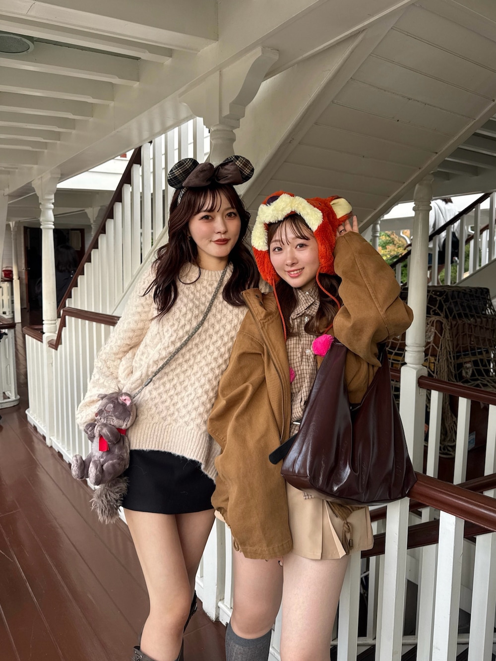 ピンク系のニット/セーター、ブラウン系のブーツ、ブラック系のスカートを着用したレディースの秋コーディネートの4枚目の写真