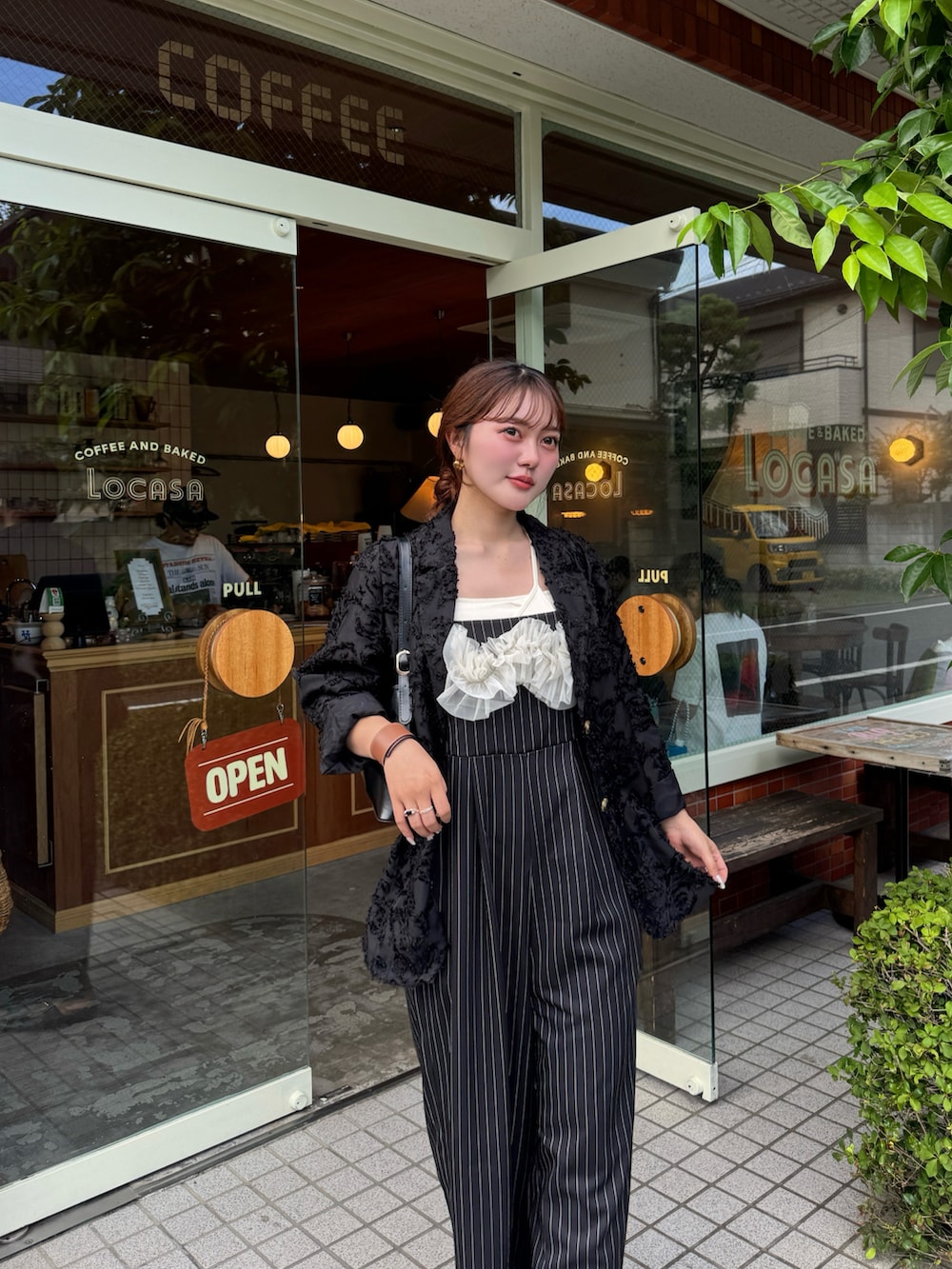 ブラック系のテーラードジャケット、その他のつなぎ/オールインワン、ブラック系のパンプスを着用したレディースの夏コーディネートの2枚目の写真