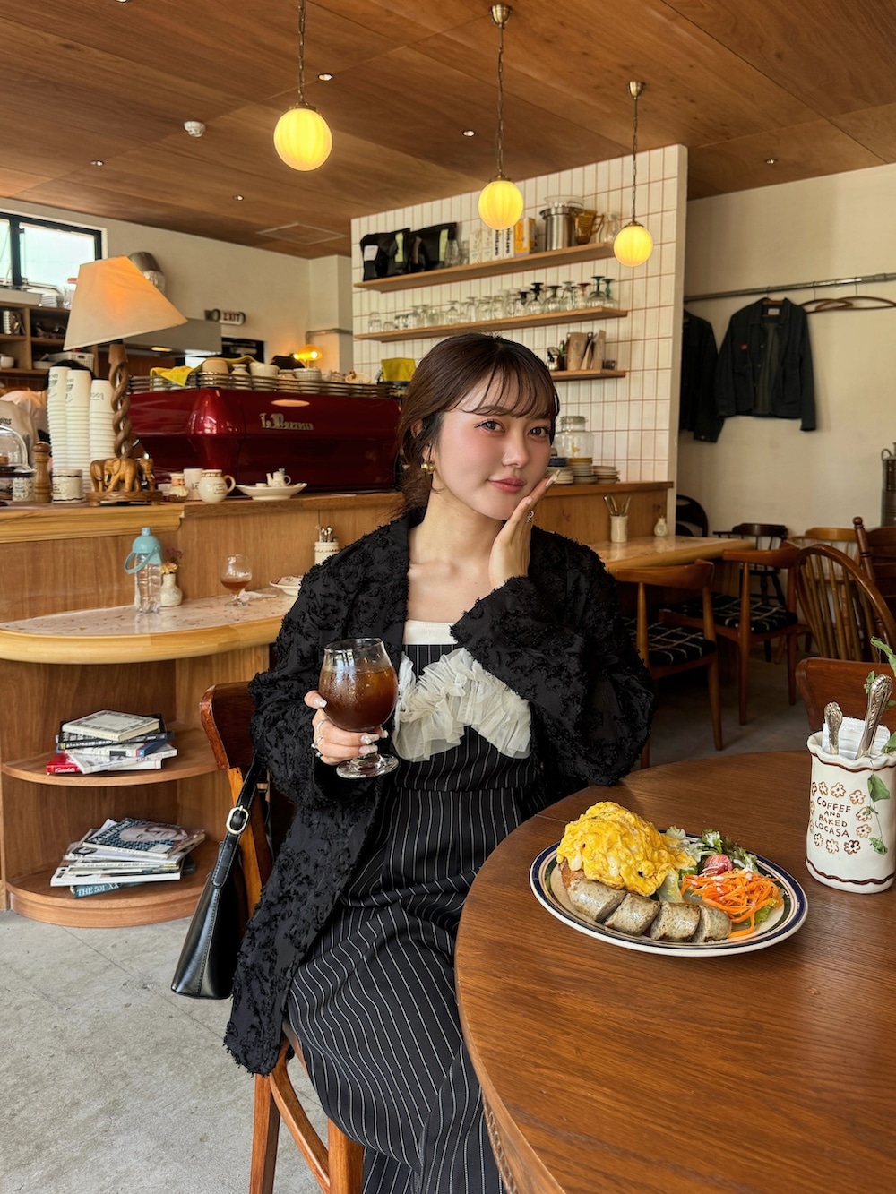 ブラック系のテーラードジャケット、その他のつなぎ/オールインワン、ブラック系のパンプスを着用したレディースの夏コーディネートの5枚目の写真