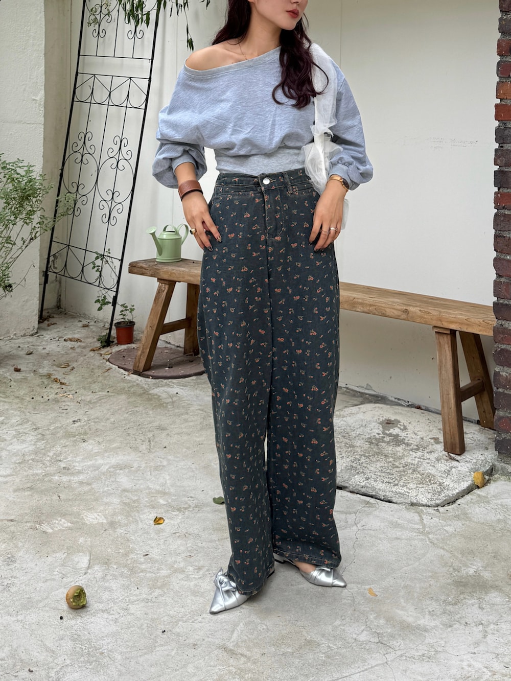 グレー系のTシャツ/カットソー、ブルー系のデニムパンツを着用したレディースの秋コーディネートの2枚目の写真