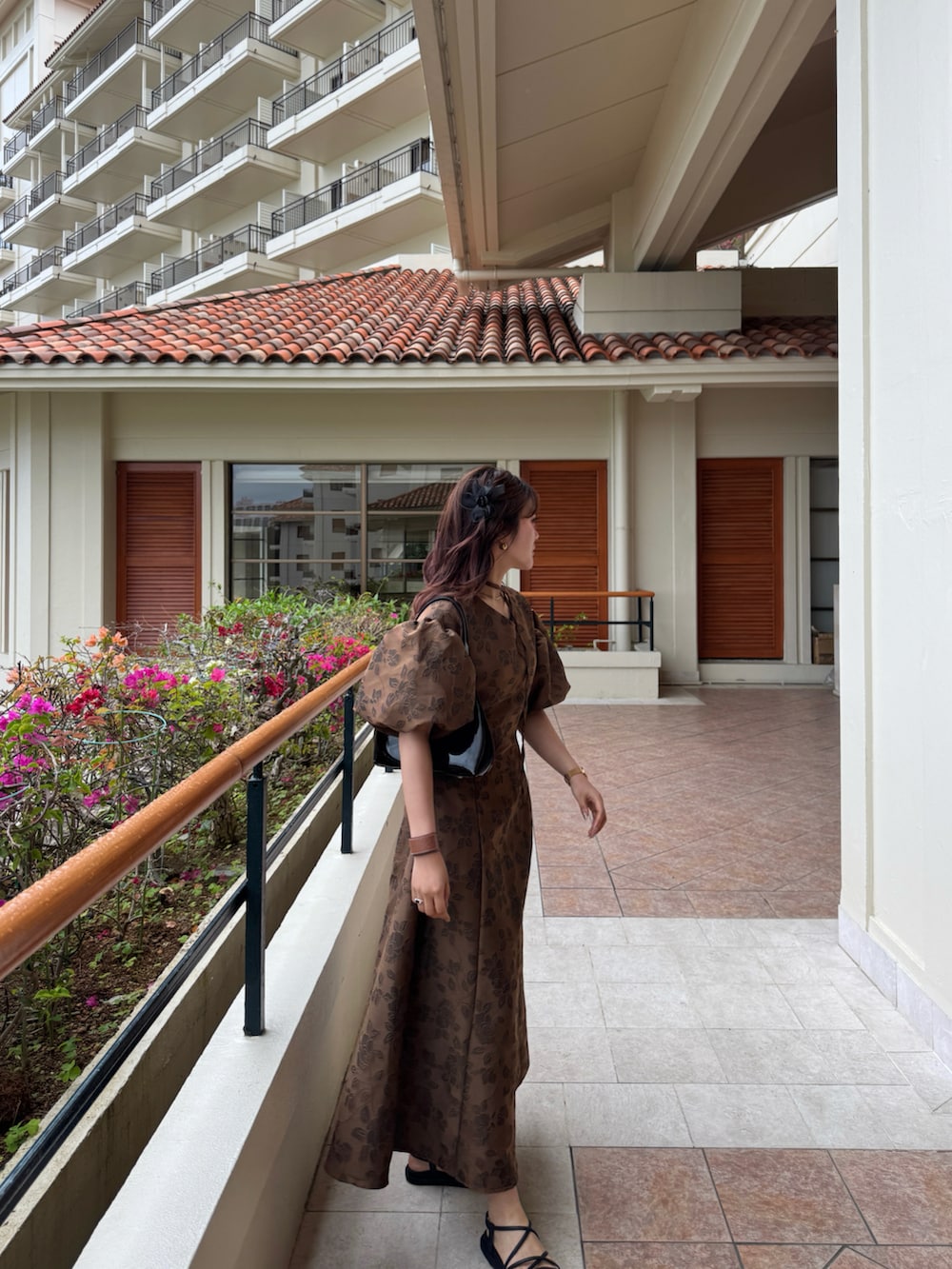 ブラウン系のワンピースを着用したレディースの春コーディネートの3枚目の写真