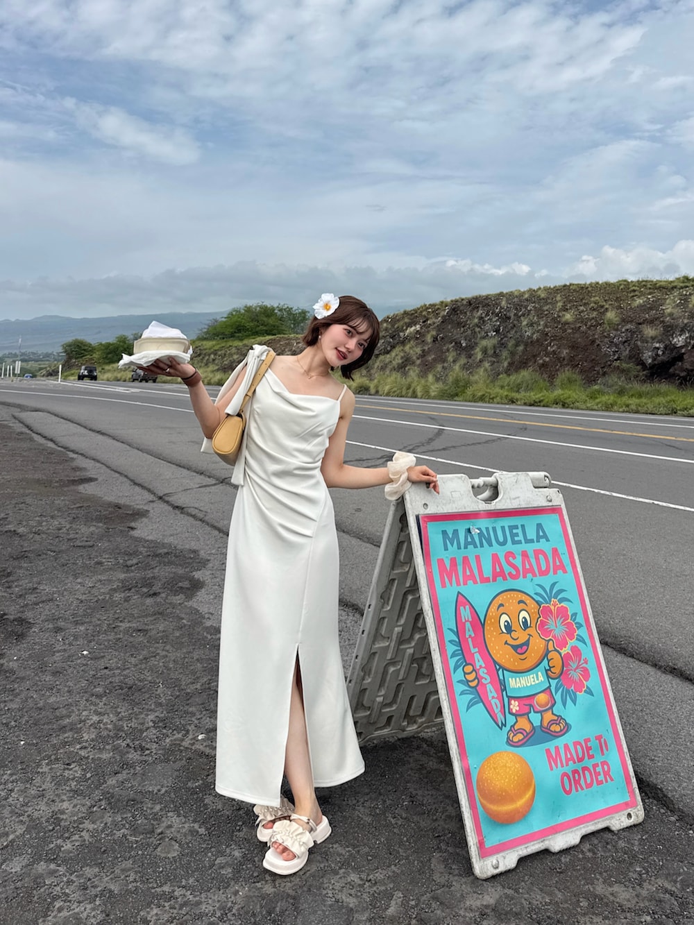 ホワイト系のワンピース/ドレスを着用したレディースの春コーディネートの2枚目の写真
