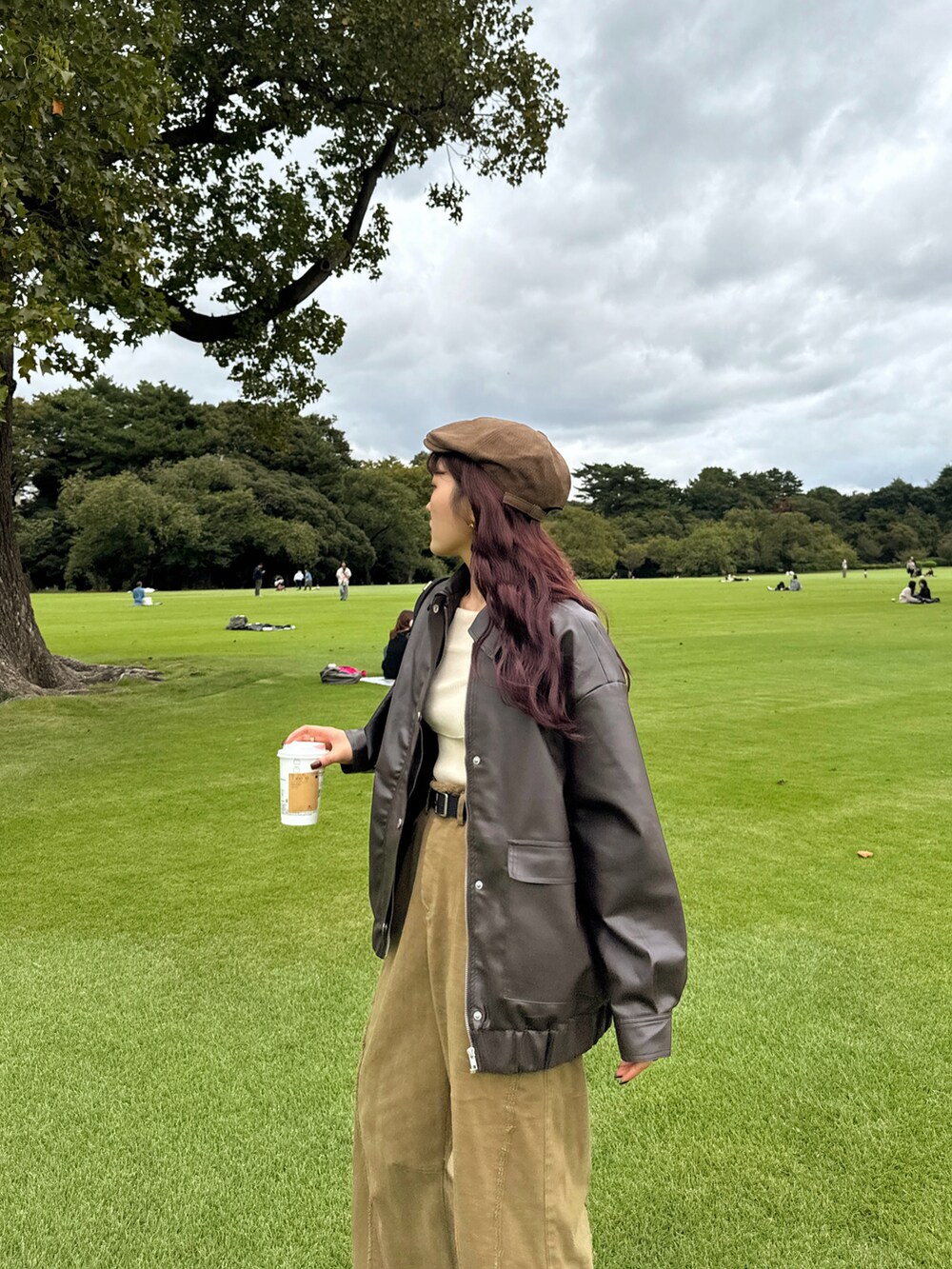 ブラウン系のブルゾン、ベージュ系のニット/セーターを着用したレディースの秋コーディネートの5枚目の写真