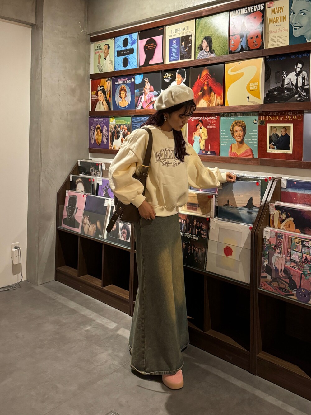 ベージュ系のスウェットを着用したレディースの秋コーディネートの5枚目の写真