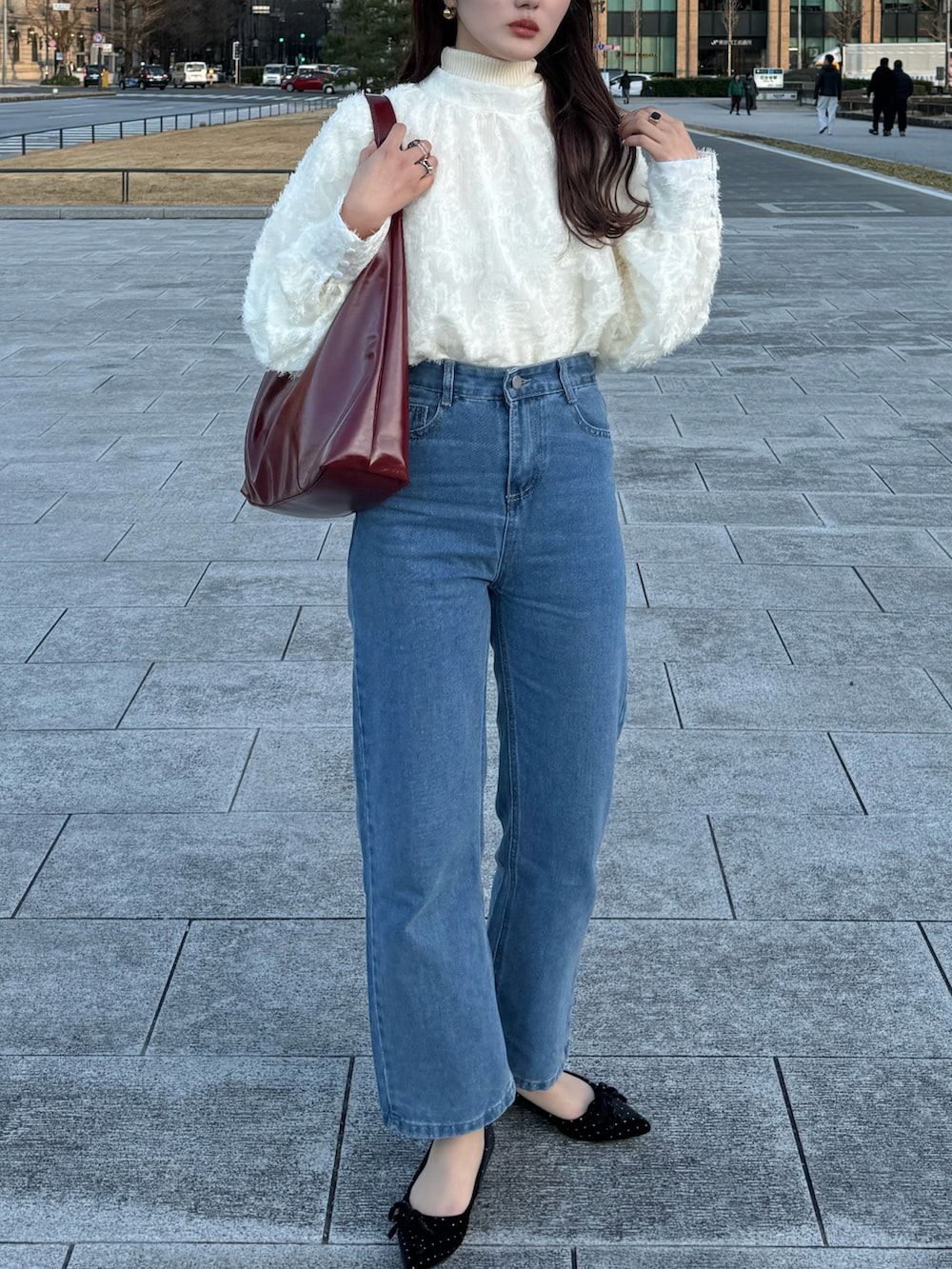 レッド系のショルダーバッグ、ベージュ系のシャツ/ブラウスを着用したレディースの春コーディネートの2枚目の写真