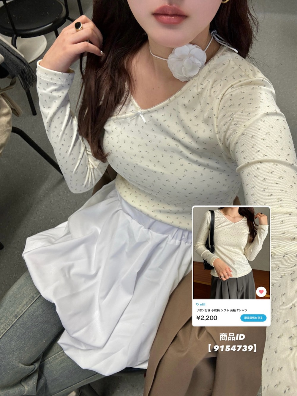 ブラック系のハンドバッグ、ホワイト系のTシャツ/カットソーを着用したレディースの春コーディネートの4枚目の写真