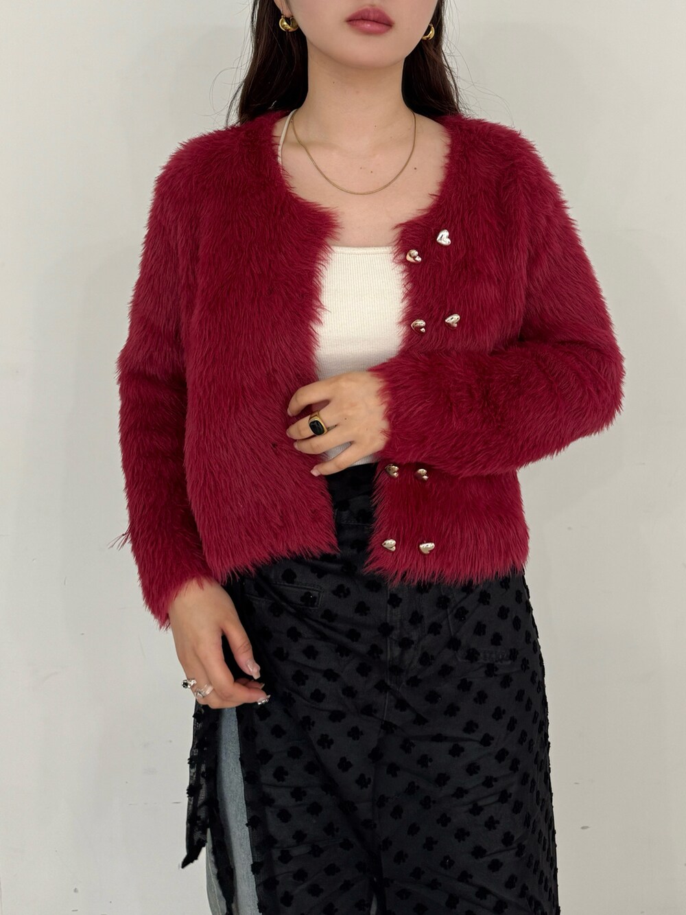 ブラウン系のショルダーバッグ、ホワイト系のスカート、レッド系のカーディガン/ボレロを着用したレディースの春コーディネートの4枚目の写真