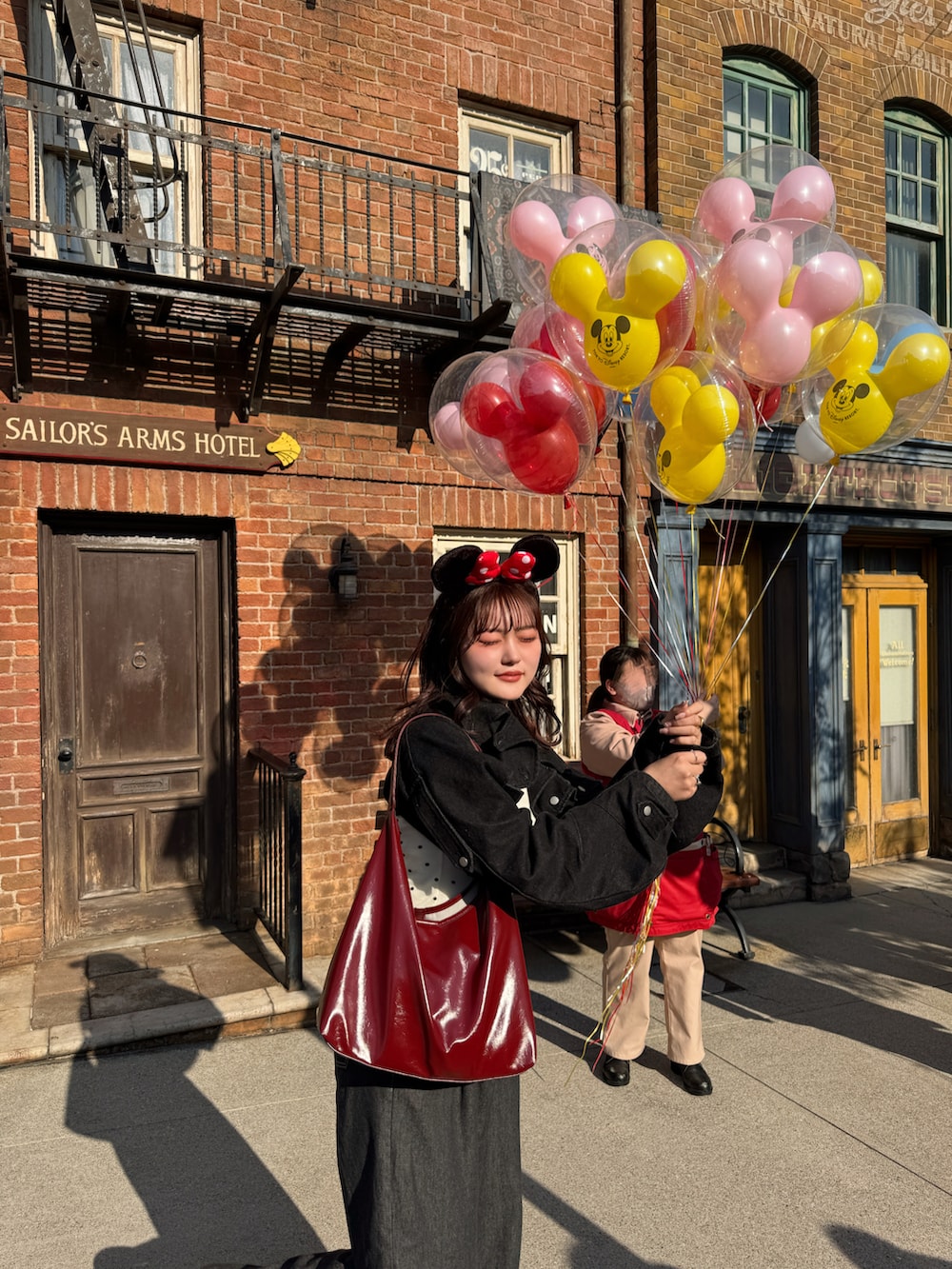 レッド系のショルダーバッグ、ホワイト系のTシャツ/カットソーを着用したレディースの春コーディネートの3枚目の写真