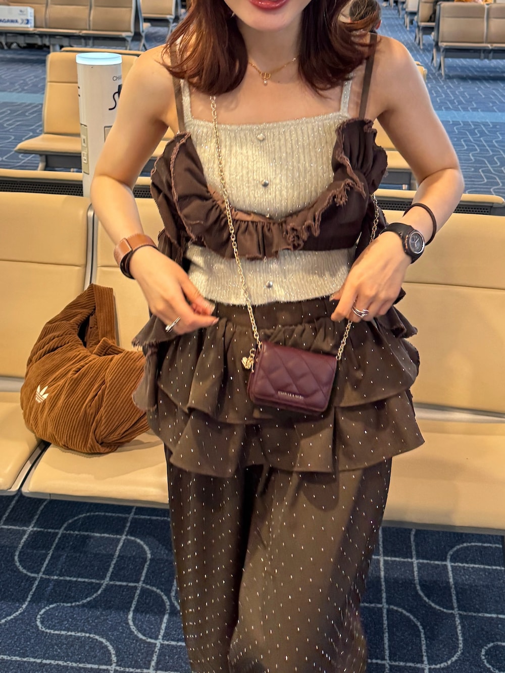 ブラウン系のその他パンツ、ブラウン系のブーツ、ホワイト系のカーディガン/ボレロを着用したレディースの冬コーディネートの4枚目の写真