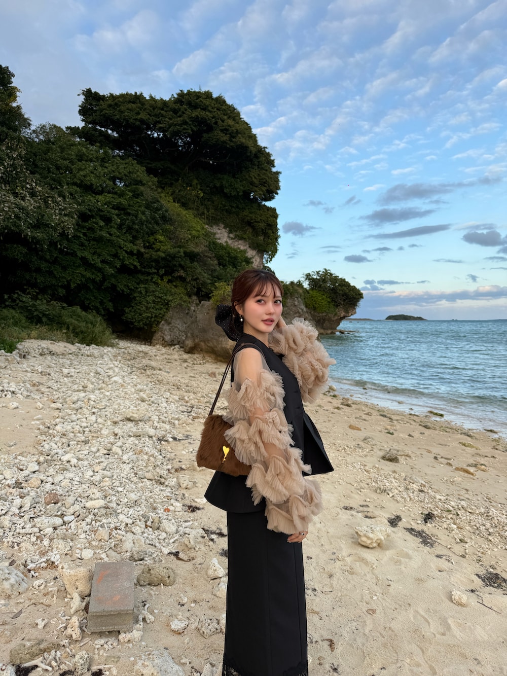 その他のパンプス、ブラック系のドレスを着用したレディースの冬コーディネートの2枚目の写真