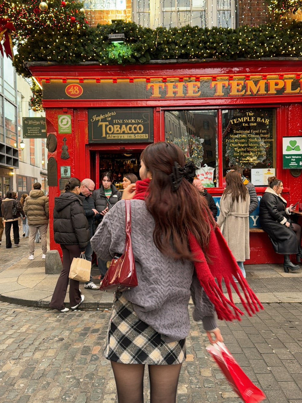 ホワイト系のジャケット/アウター、イエロー系のブーツ、レッド系のハンドバッグを着用したレディースの冬コーディネートの3枚目の写真