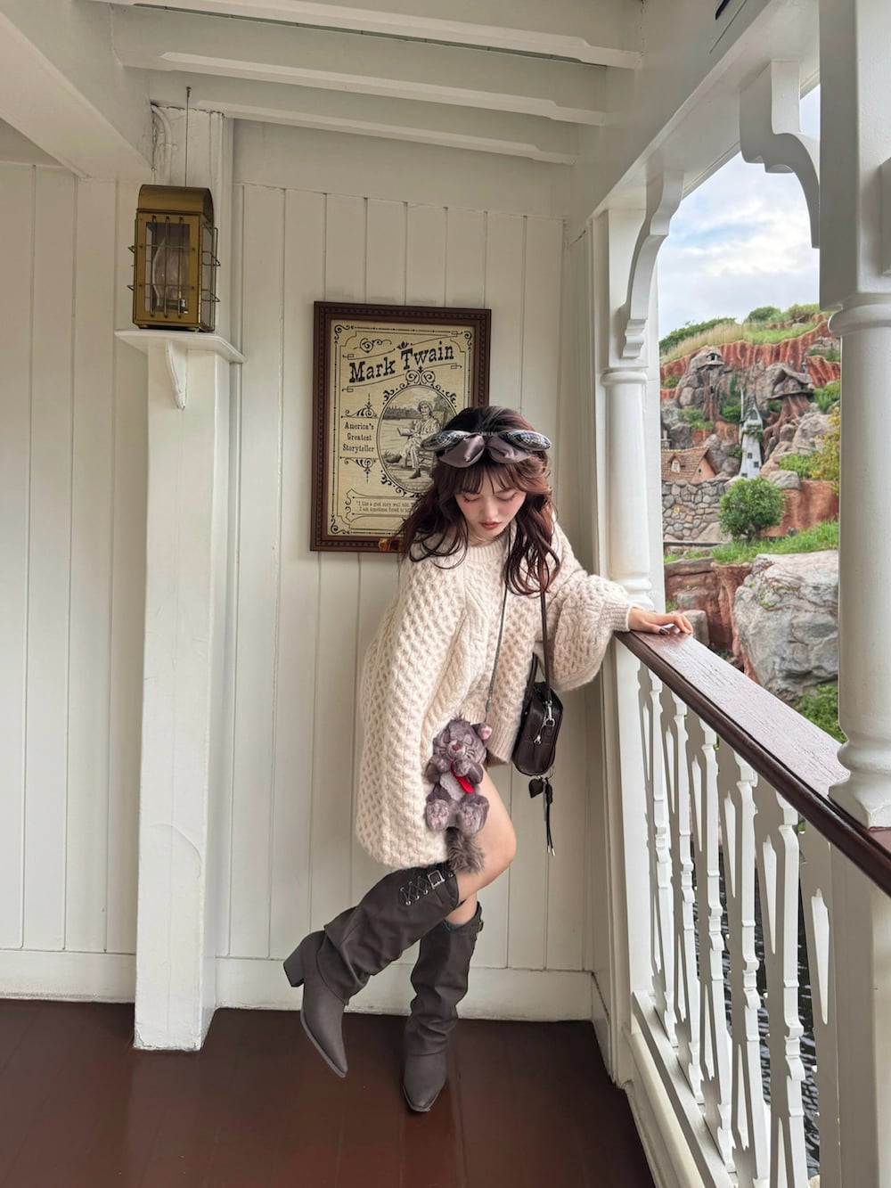 ブラウン系のブーツ、ピンク系のニット/セーターを着用したレディースの秋コーディネートの4枚目の写真