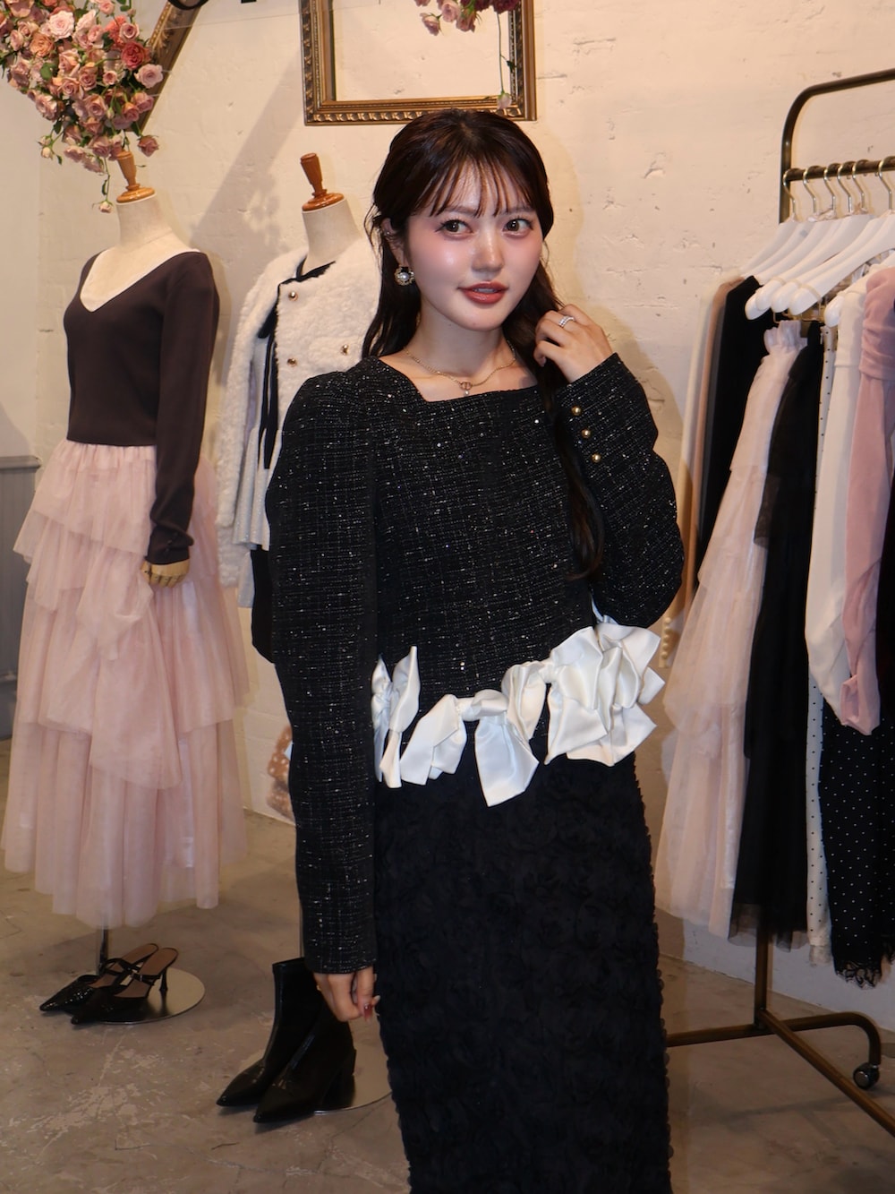 ブラック系のパンプス、ブラック系のスカート、ブラック系のシャツ/ブラウスを着用したレディースの夏コーディネートの3枚目の写真