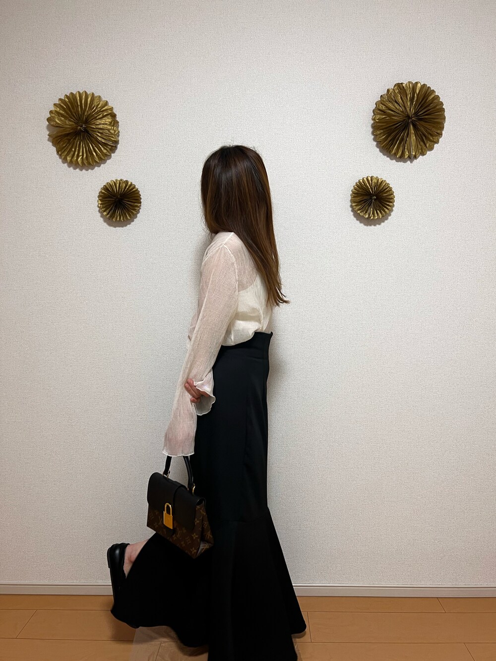 ブラック系のスカートを着用したレディースの秋コーディネートの3枚目の写真