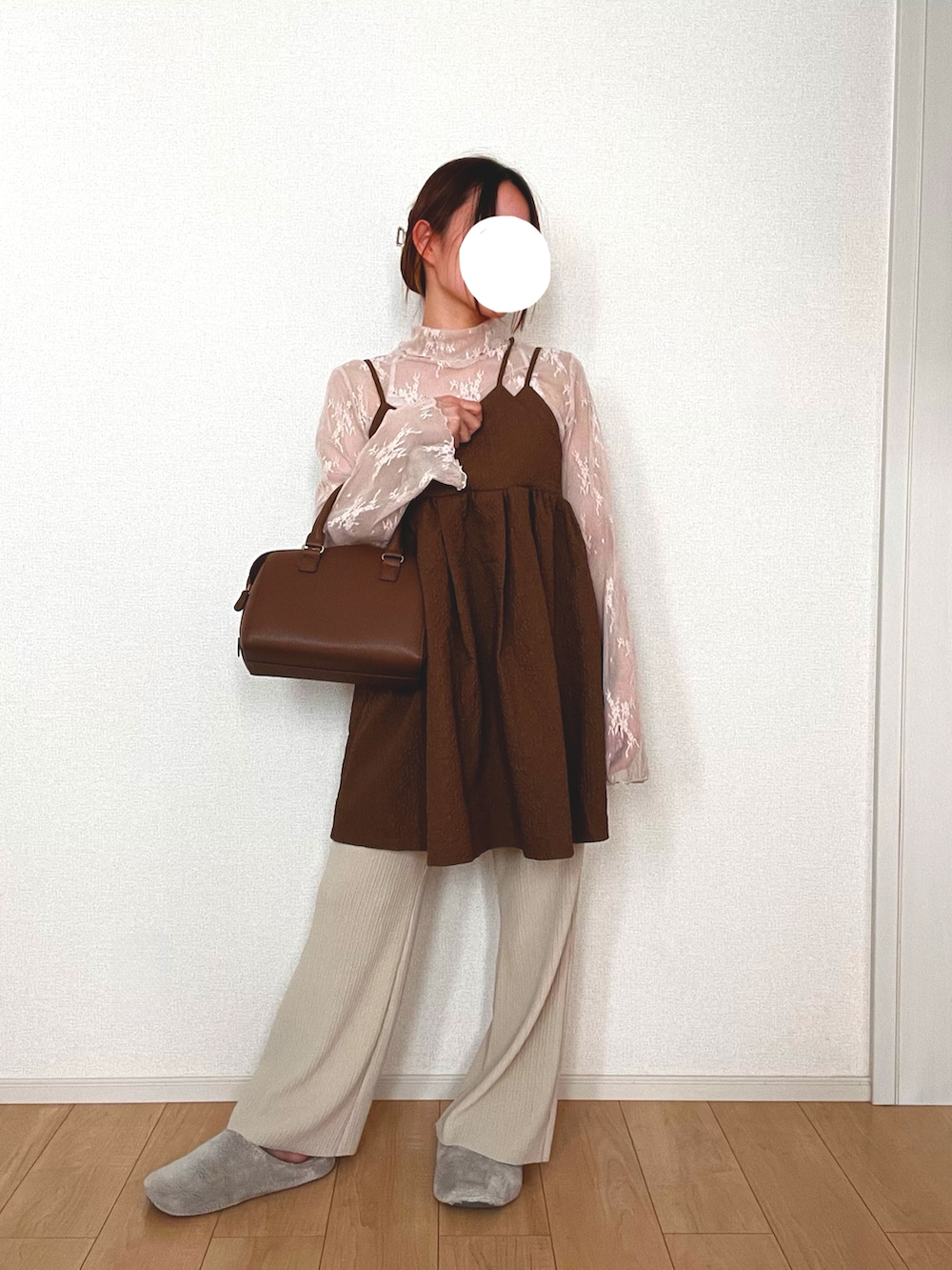 ホワイト系のTシャツ/カットソー、ブラウン系のキャミソール、ベージュ系のその他パンツを着用したレディースの秋コーディネートの2枚目の写真