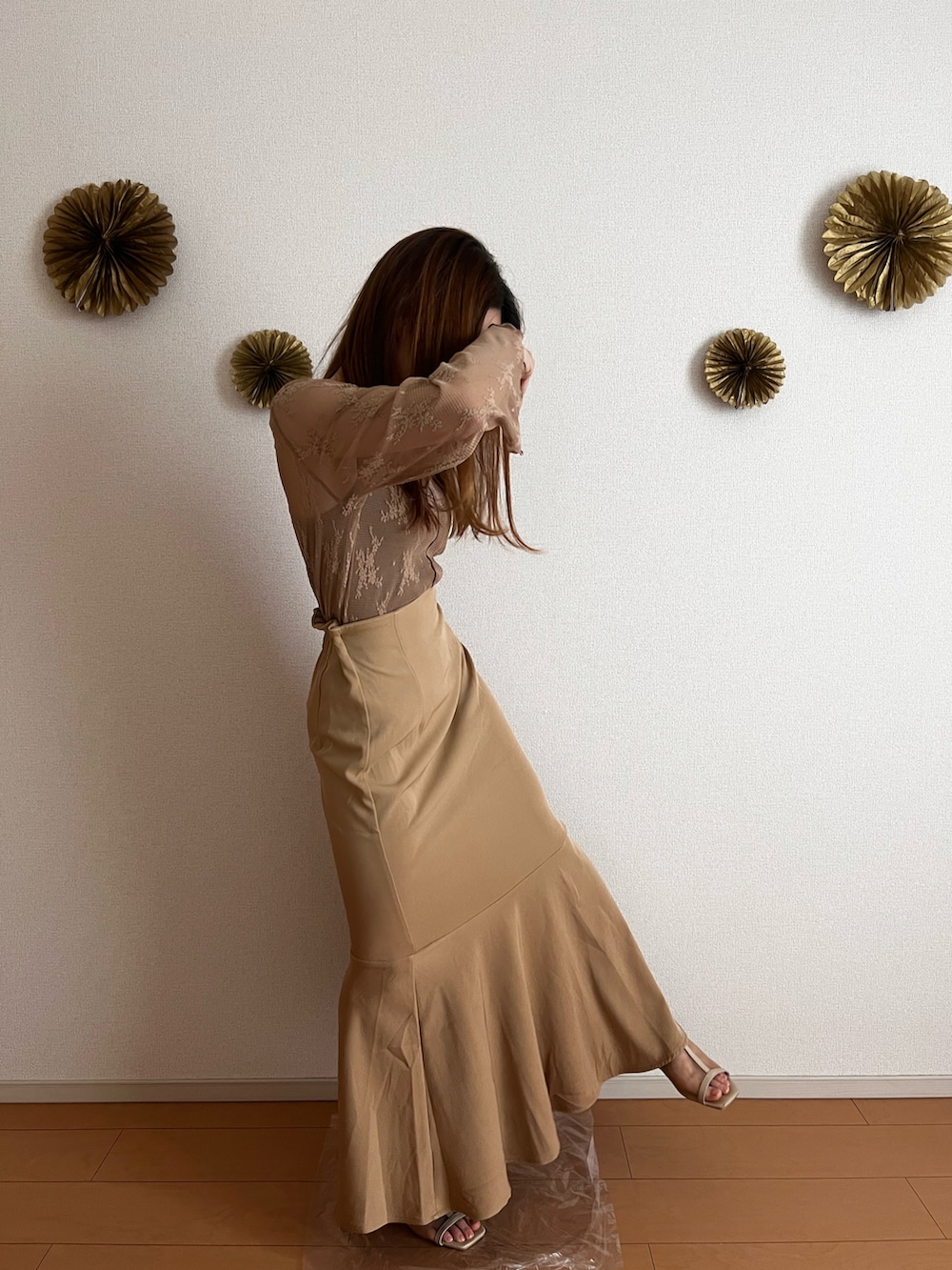 ベージュ系のスカート、ベージュ系のシャツ/ブラウスを着用したレディースの秋コーディネートの3枚目の写真