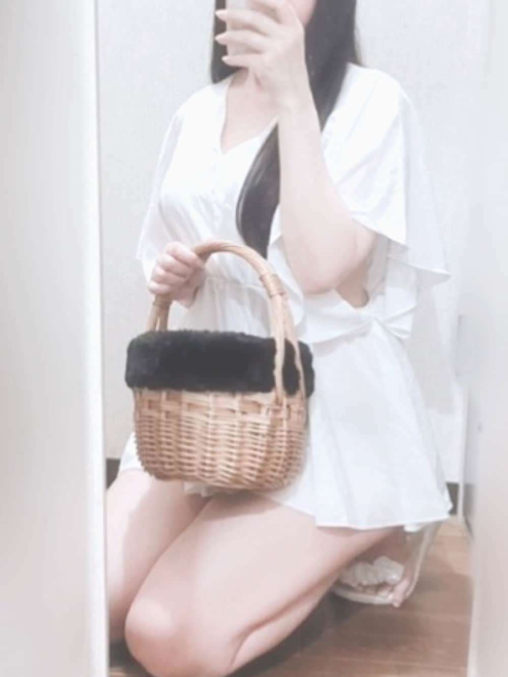 「白トップス、カゴバッグ、ビーチサンダル、海スタイル、グレイル」｜「GRLのアイテム（シャツ/ブラウス、ホワイト系）」を使った、りりさん（レディース・159cm）の夏コーディネートの2枚目の写真