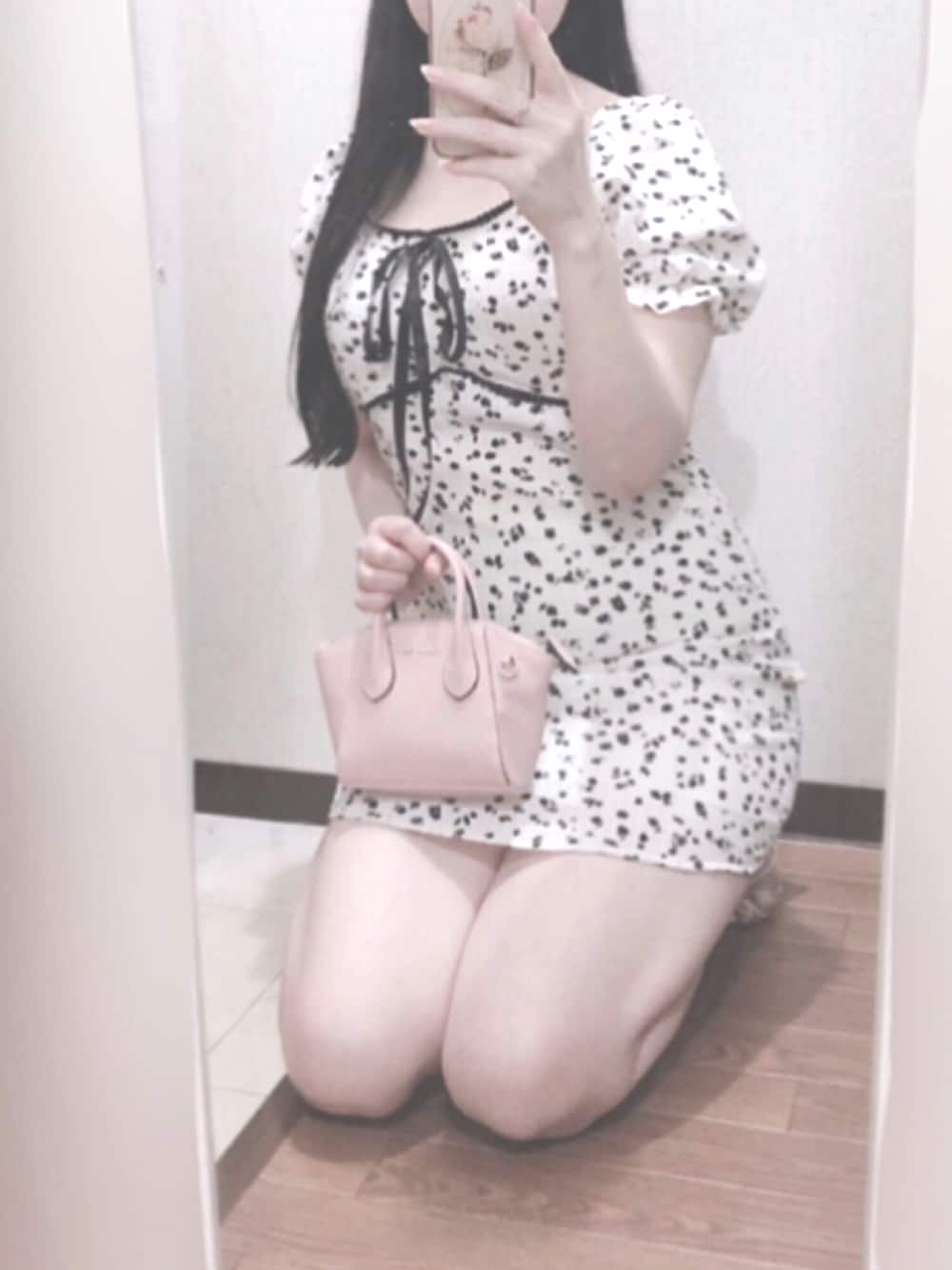 ホワイト系のワンピース、ホワイト系のサンダルを着用したレディースの夏コーディネートの2枚目の写真