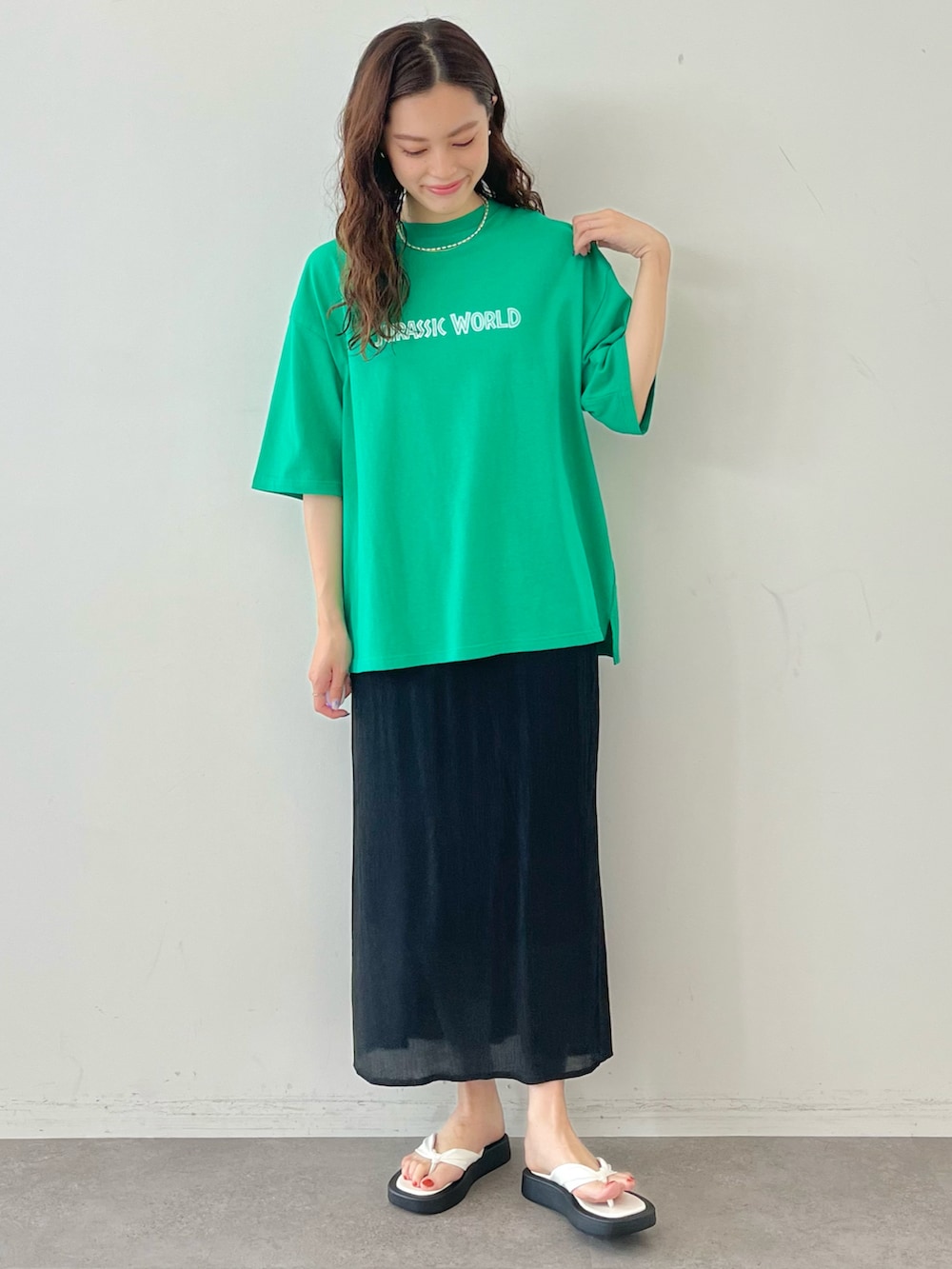 「AMERICAN HOLIC、アメリカンホリック、ジュラシックパーク、ユニバ、ユニバコーデ、ラクチンコーデ、真夏のアクティブスタイル、Tシャツ、ゆるコーデ、ビタミンカラー」｜「AMERICAN HOLICのジュラシック・ワールド/ロゴTシャツ（Tシャツ/カットソー、グリーン系）」を使った、yuki☺︎さん（レディース・165cm）の夏コーディネートの2枚目の写真