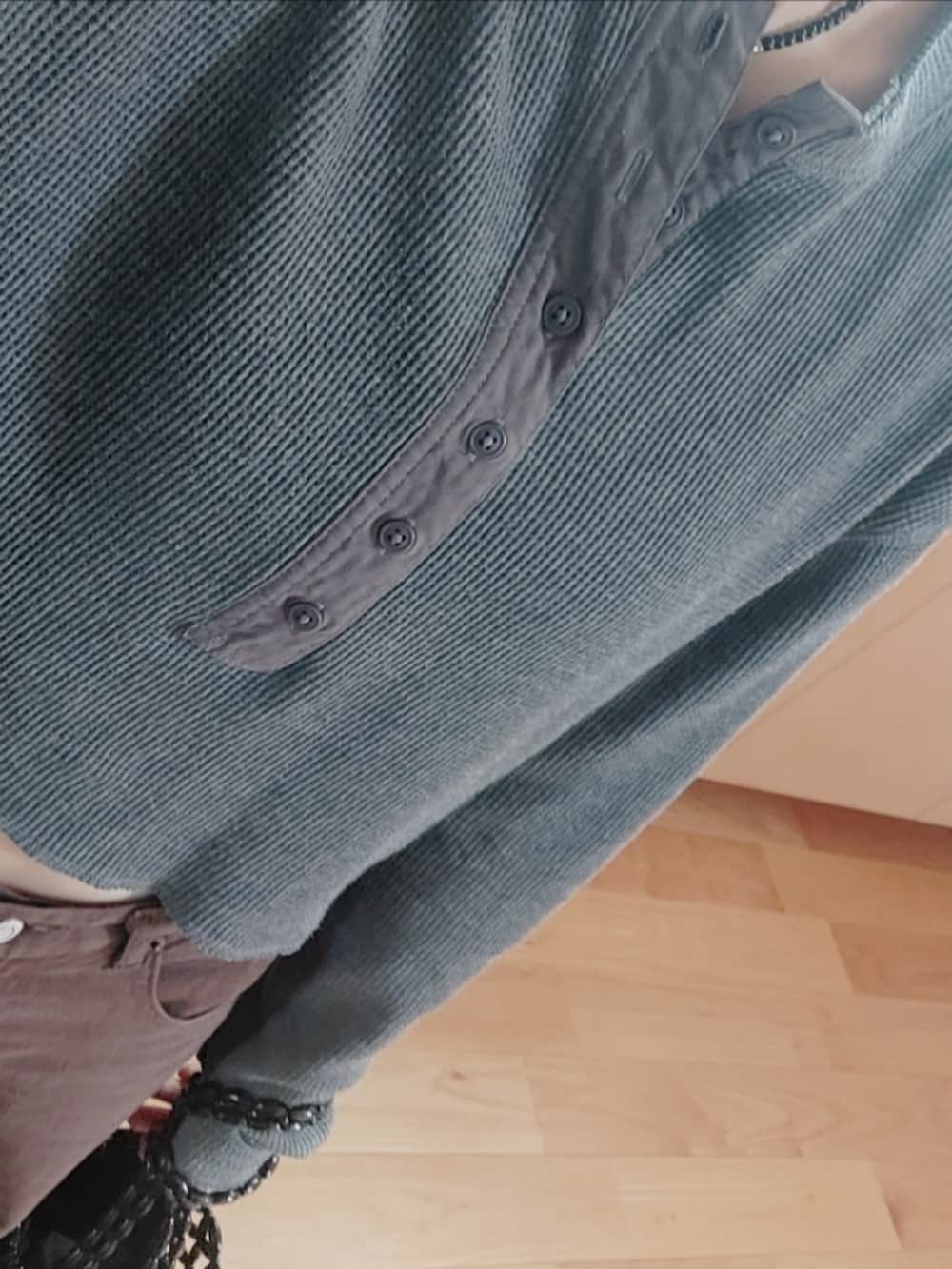 ブラウン系のデニムパンツ、ブラック系のスリッポン、ブラック系のハンドバッグを着用したレディースの秋コーディネートの2枚目の写真