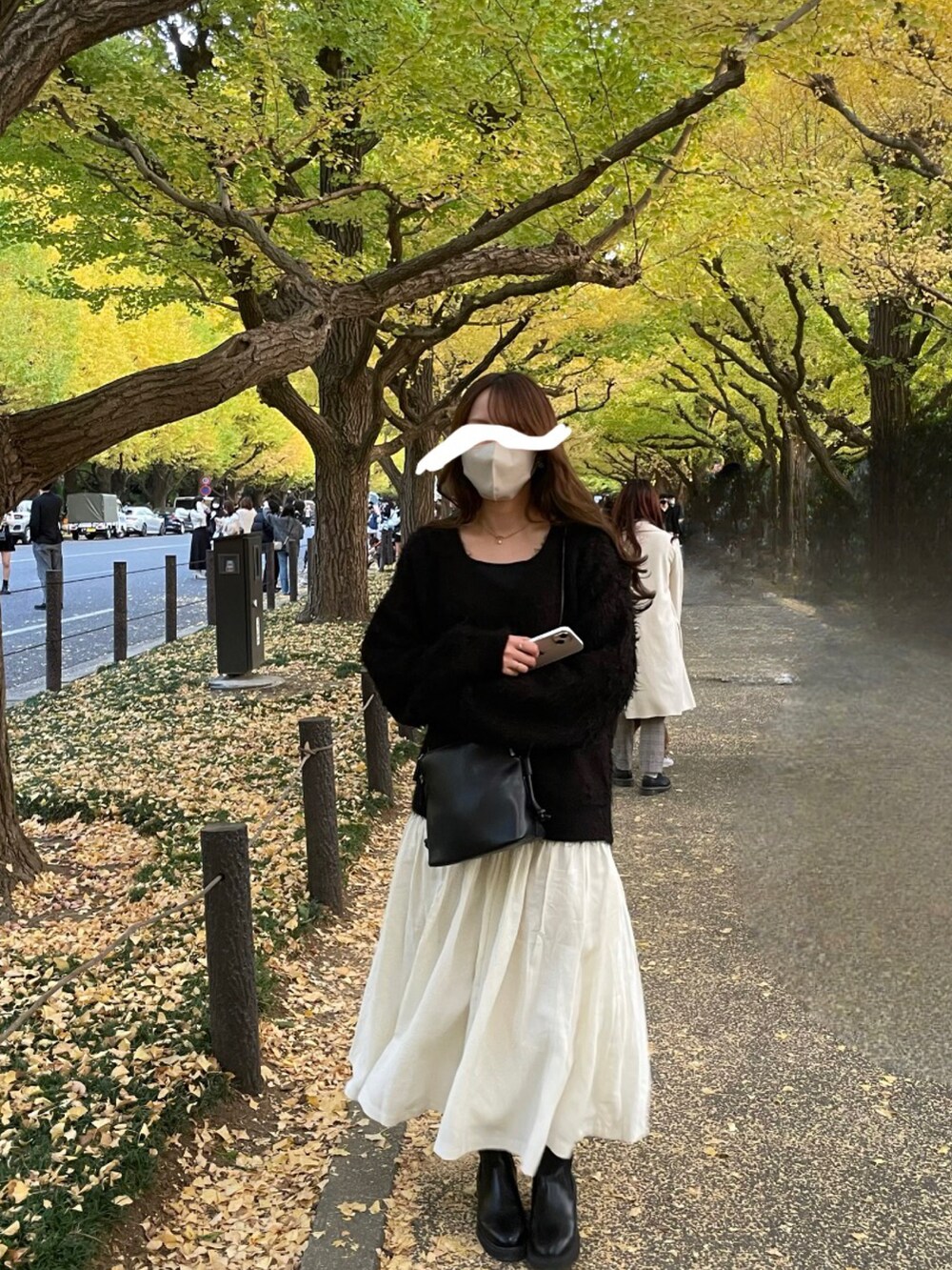 「モノトーン、モノトーンコーデ、秋コーデ、シャギーニット、休日スタイル、サイドゴアブーツ、mystic、ティアードスカート、ロングスカート」｜「mysticのウール混クルーVニット（ニット/セーター、ブラック系）」を使った、Riさん（レディース・156cm）の秋コーディネートの2枚目の写真