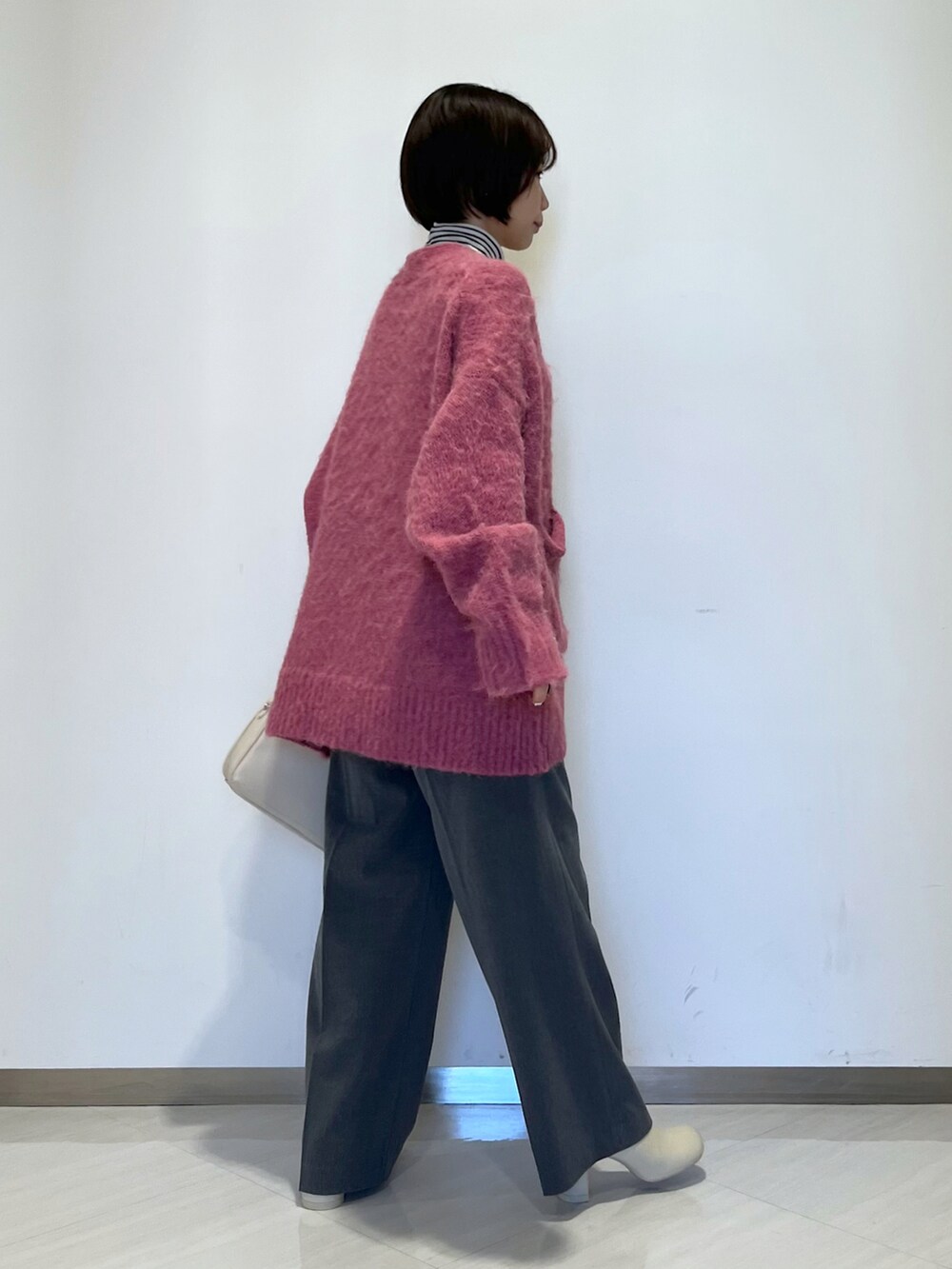 ピンク系のカーディガン/ボレロ、ホワイト系のTシャツ/カットソー、ホワイト系のバッグを着用したレディースの冬コーディネートの4枚目の写真