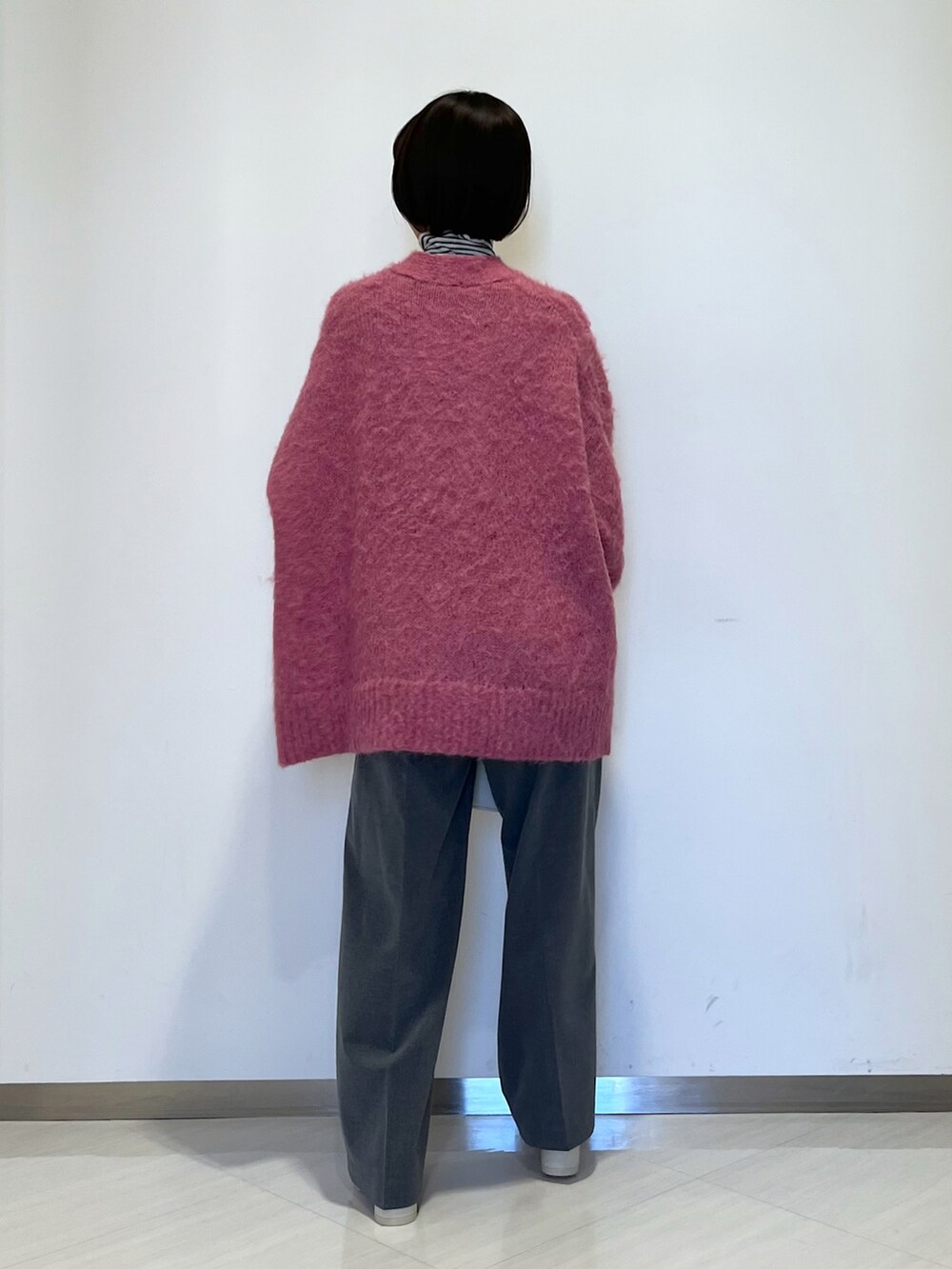 ピンク系のカーディガン/ボレロ、ホワイト系のTシャツ/カットソー、ホワイト系のバッグを着用したレディースの冬コーディネートの3枚目の写真