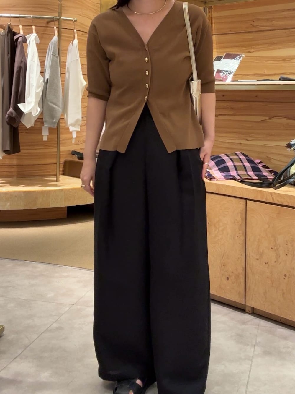 ブラウン系のカーディガン/ボレロ、ブラック系のその他パンツ、ブラック系のサンダルを着用したレディースの春コーディネートの3枚目の写真