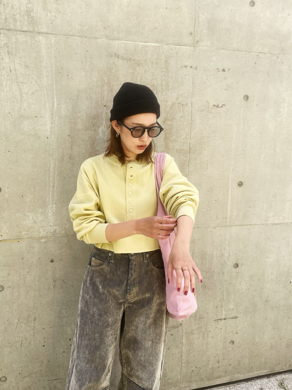 ベージュ系のデニムパンツ、イエロー系のTシャツ/カットソーを着用したレディースの秋コーディネートの2枚目の写真