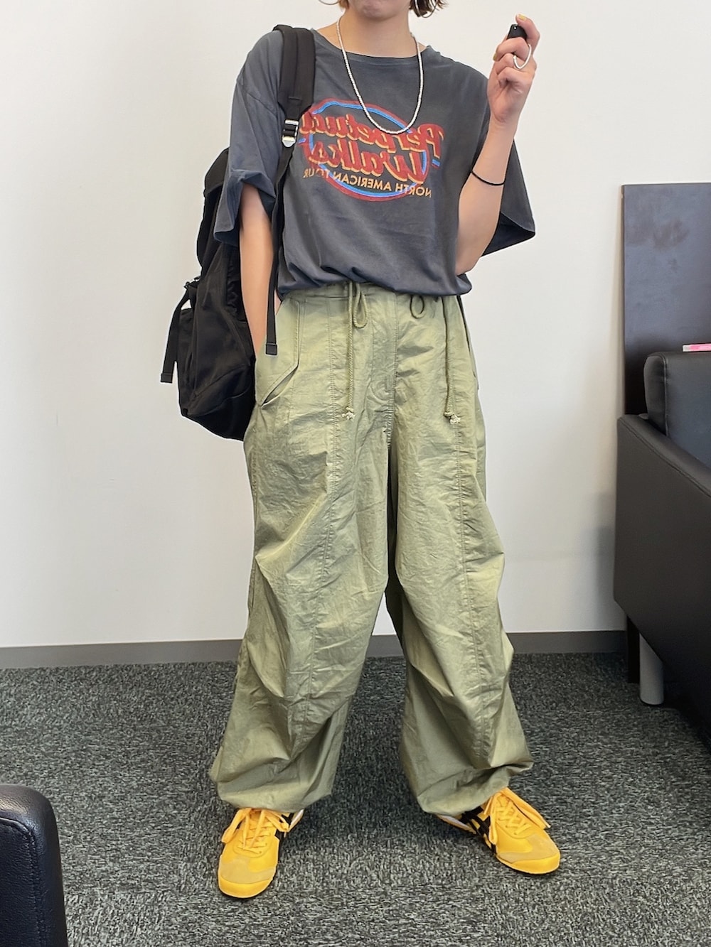 「スニーカーコーデ、カラースニーカー、オニツカタイガー、キャップ、メンズライク、ボーイッシュ、ミリタリー、休日スタイル、スポーツミックス、ミリタリーパンツ、ママコーデ、ママファッション」｜「UngridのツアーロゴルーズTee（Tシャツ/カットソー、グレー系）」を使った、福本 茉以さん（レディース・160cm）の春コーディネートの3枚目の写真
