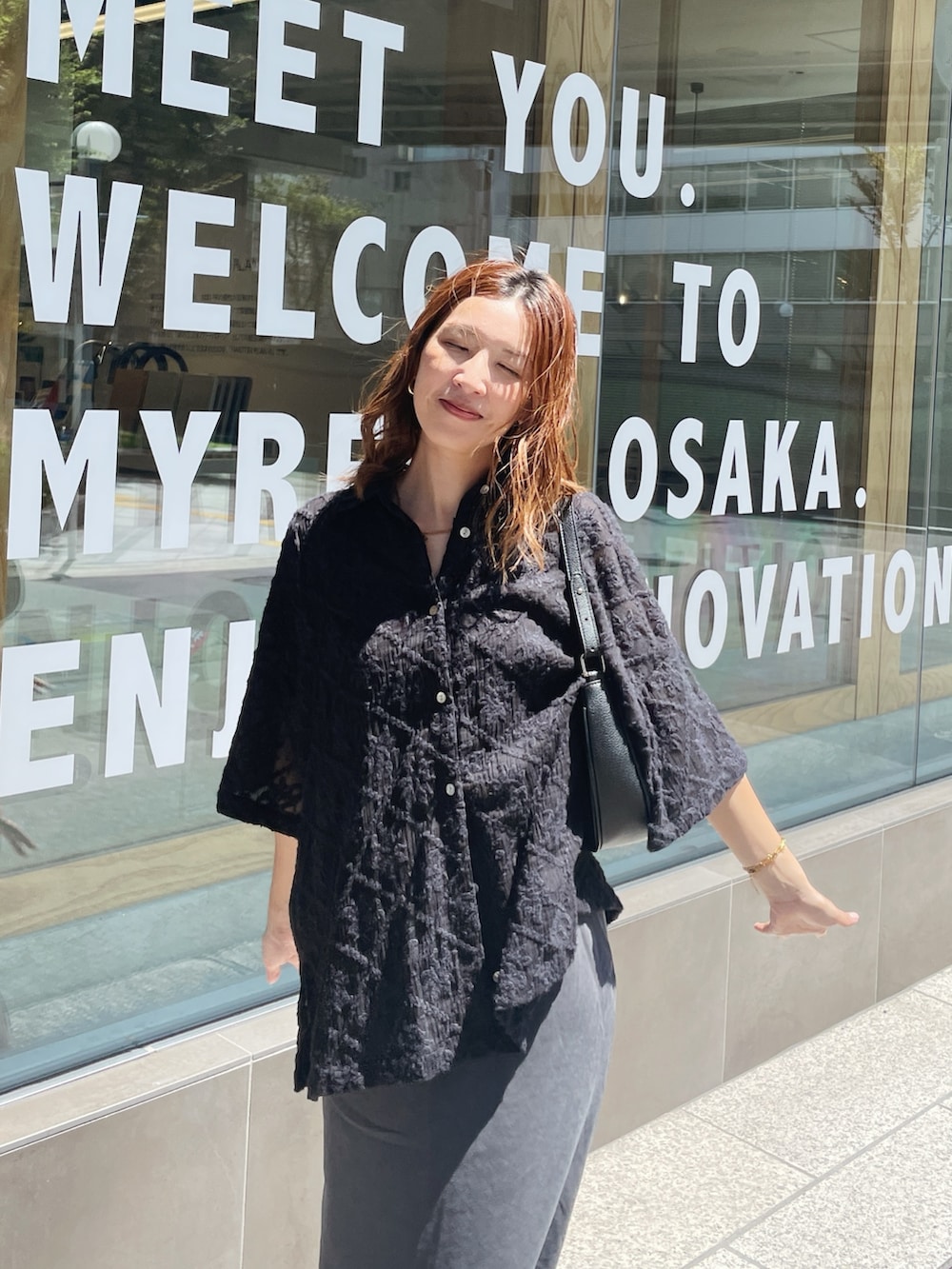 ブラック系のシャツ/ブラウス、グレー系のスカート、ブラック系のスリッポンを着用したレディースの秋コーディネートの2枚目の写真