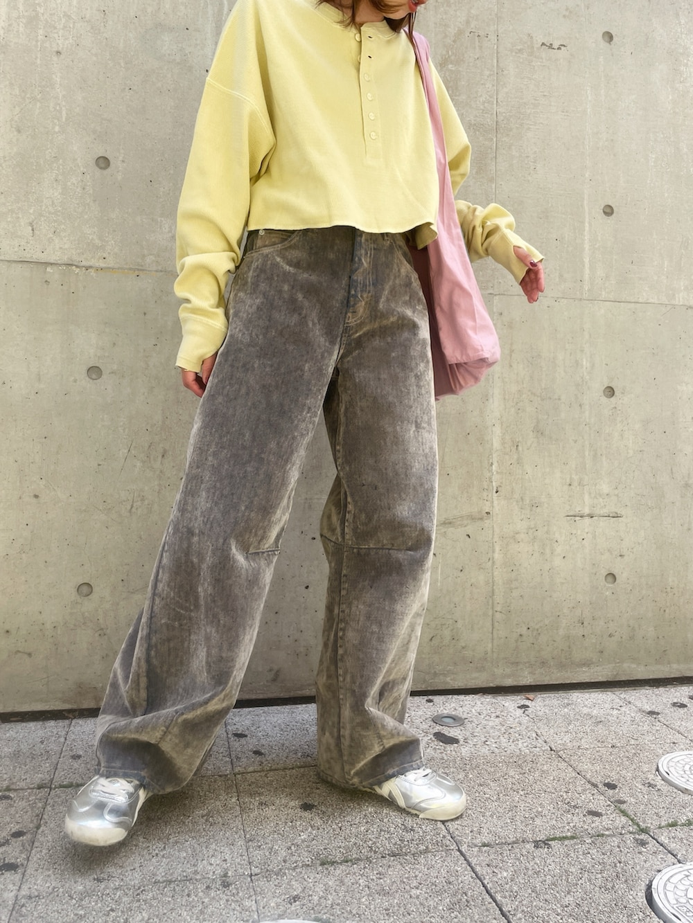 ベージュ系のデニムパンツ、イエロー系のTシャツ/カットソーを着用したレディースの秋コーディネートの3枚目の写真