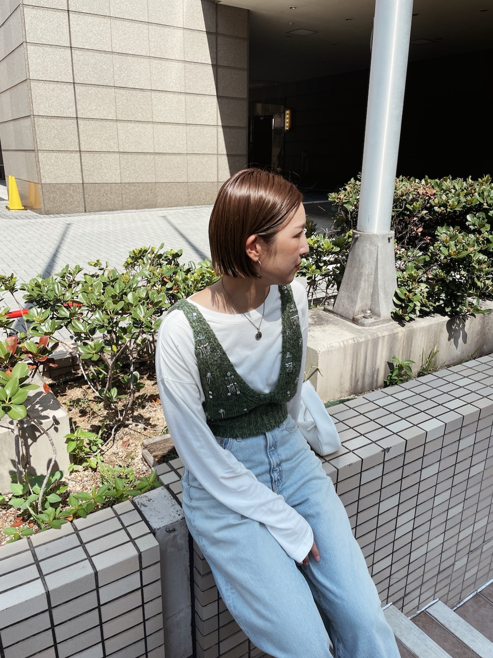 「きれいめカジュアル、薄色デニム、ビスチェ、カーキ、オトナカジュアル、秋服、休日スタイル、秋っぽコーデ更新中」｜「Ungridのスパンコールデザインニットビスチェ（ベスト、グリーン系）」を使った、福本 茉以さん（レディース・160cm）の秋コーディネートの2枚目の写真