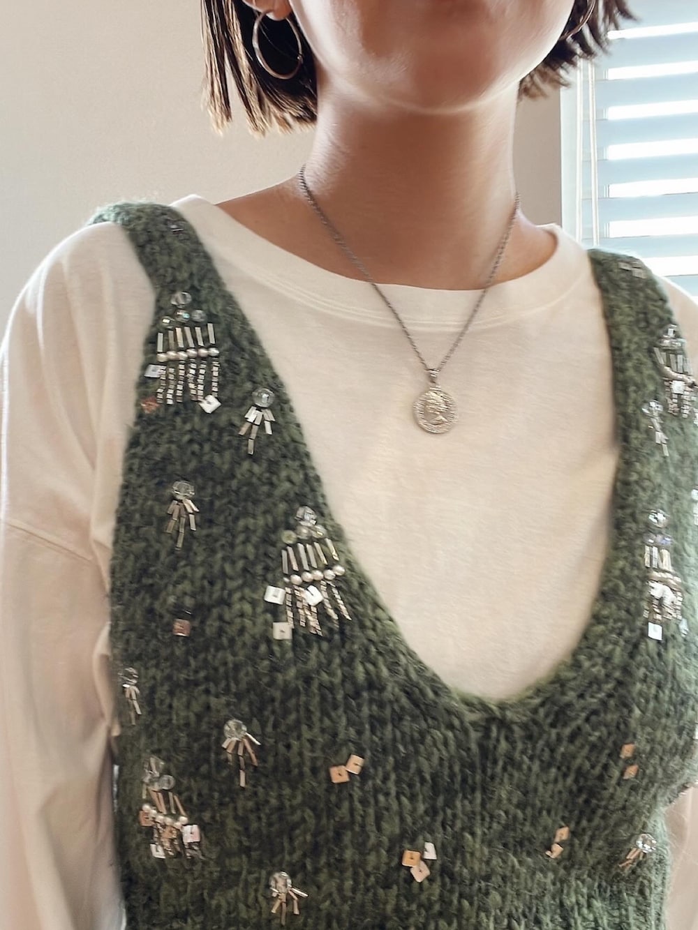 「きれいめカジュアル、薄色デニム、ビスチェ、カーキ、オトナカジュアル、秋服、休日スタイル、秋っぽコーデ更新中」｜「Ungridのスパンコールデザインニットビスチェ（ベスト、グリーン系）」を使った、福本 茉以さん（レディース・160cm）の秋コーディネートの3枚目の写真