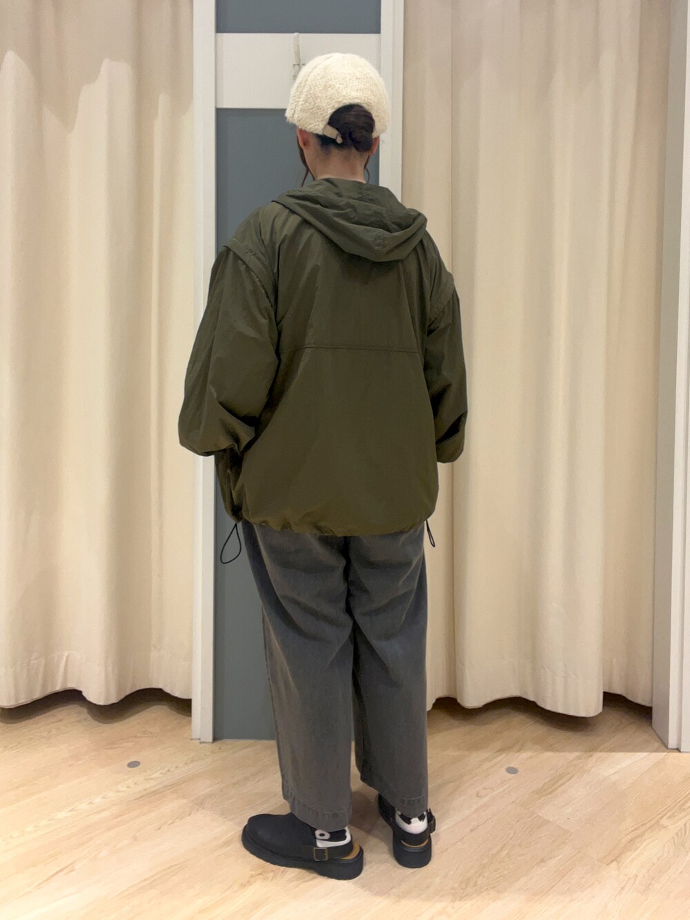 グレー系のデニムパンツ、ベージュ系のTシャツ/カットソー、グリーン系のブルゾンを着用したレディースの秋コーディネートの4枚目の写真