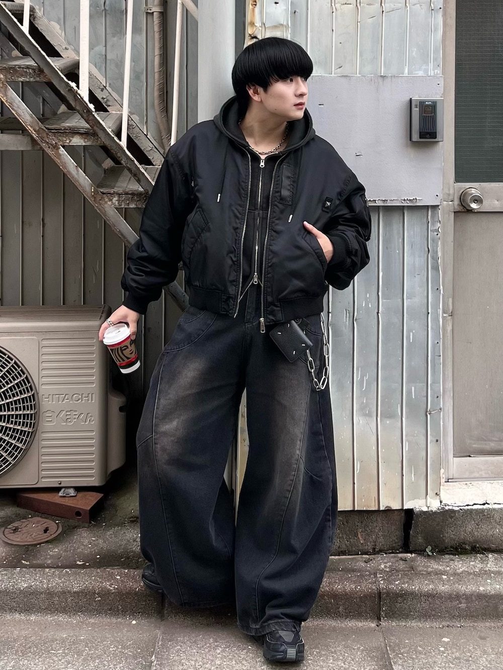 ブラック系のパーカー、ブラック系のMA-1、ブラック系のデニムパンツを着用したメンズの秋コーディネートの2枚目の写真