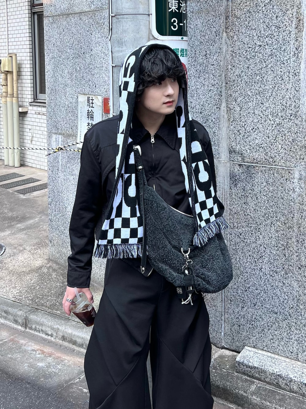 ブラック系のスラックス、ブラック系のブルゾン、グレー系のショルダーバッグを着用したメンズの春コーディネートの2枚目の写真