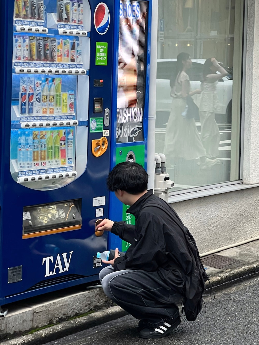 ブラック系のデニムパンツ、ブラック系のスニーカー、ブラック系のジャケット/アウターを着用したメンズの秋コーディネートの3枚目の写真