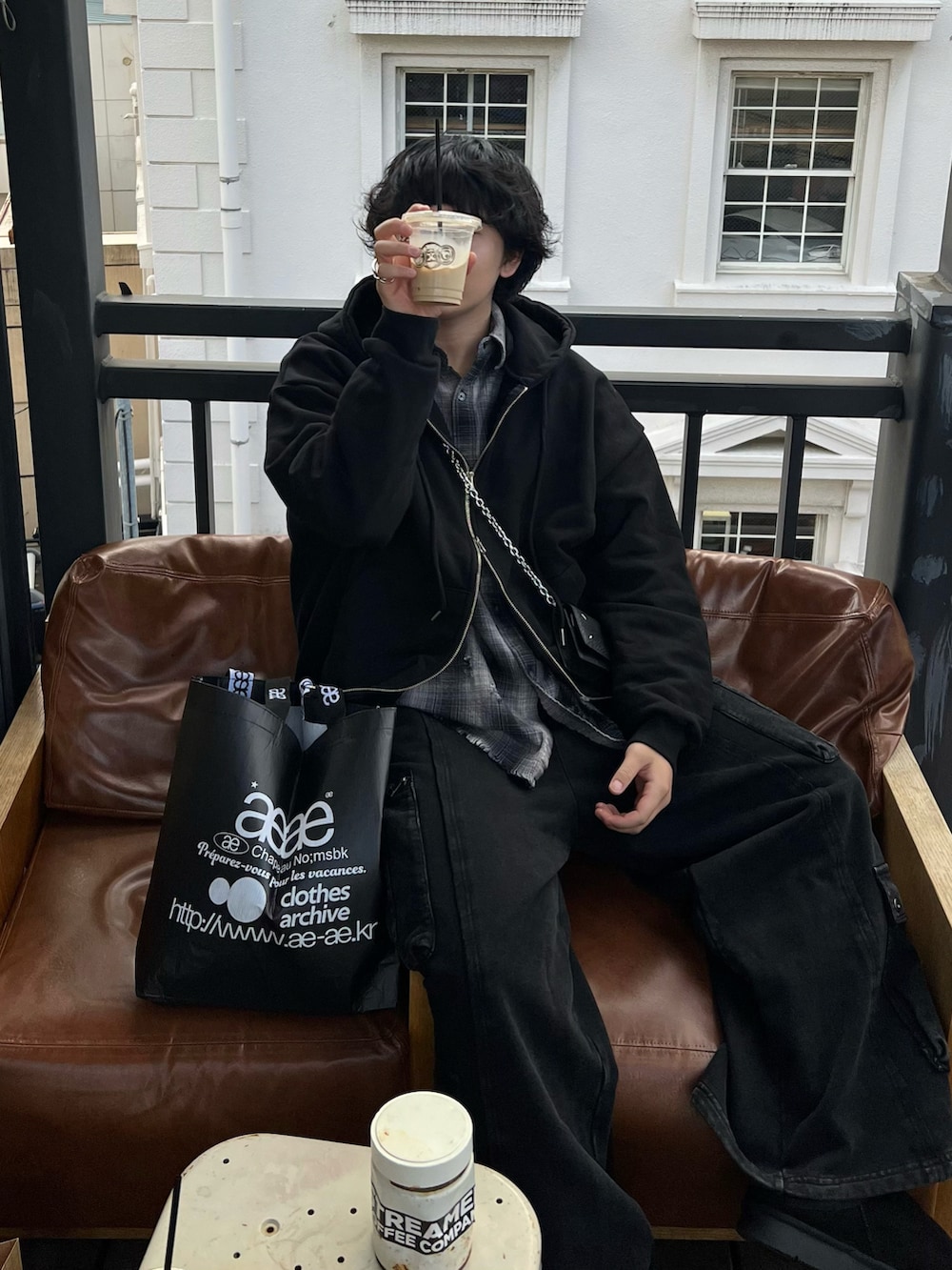 ブラック系のパーカー、ブラック系のシャツ/ブラウス、ブラック系のカーゴパンツを着用したメンズの秋コーディネートの3枚目の写真