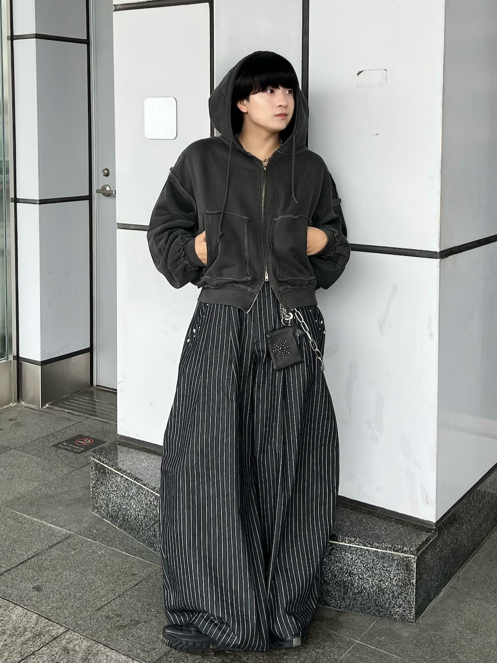 その他のスラックス、ブラック系のパーカー、ブラック系のスニーカーを着用したメンズの秋コーディネートの2枚目の写真