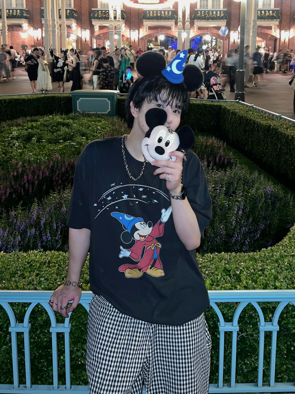 ブラック系のTシャツ/カットソー、ブラック系のパンツ、シルバー系のブレスレットを着用したメンズの夏コーディネートの2枚目の写真