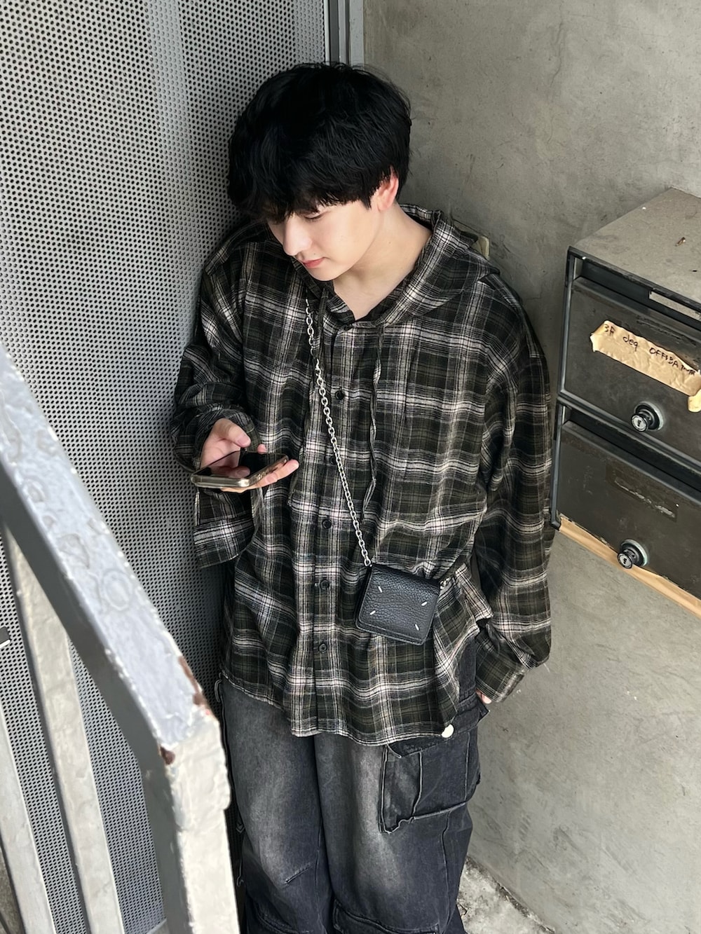 ブラック系のデニムパンツ、ブラック系のドレスシューズ、ブラウン系のシャツ/ブラウスを着用したメンズの夏コーディネートの2枚目の写真