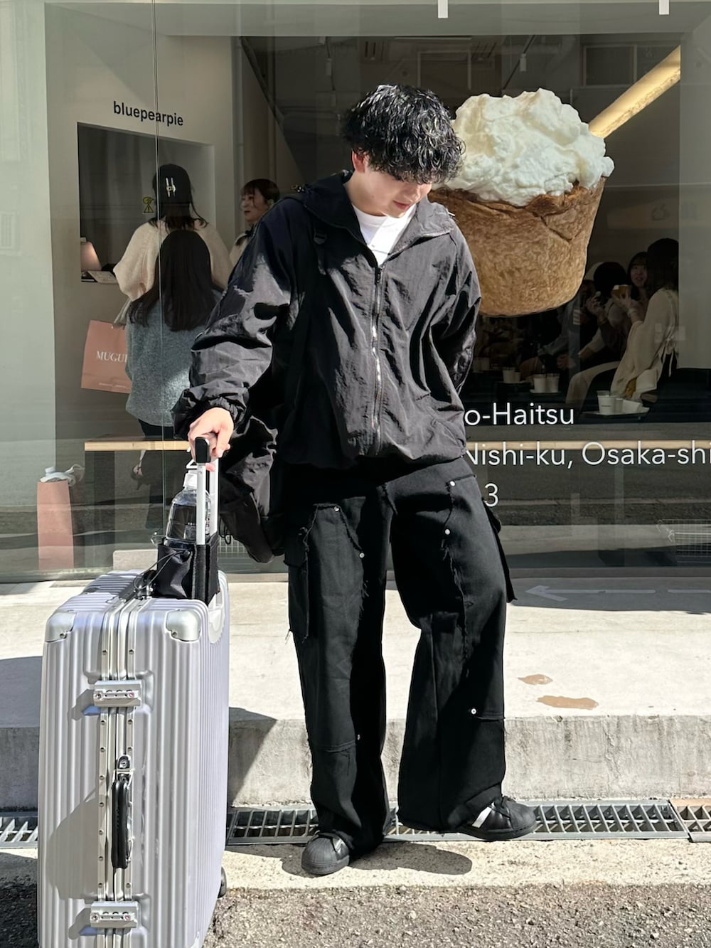 ブラック系のナイロンジャケット、ブラック系のカーゴパンツ、ブラック系のスニーカーを着用したメンズの秋コーディネートの3枚目の写真