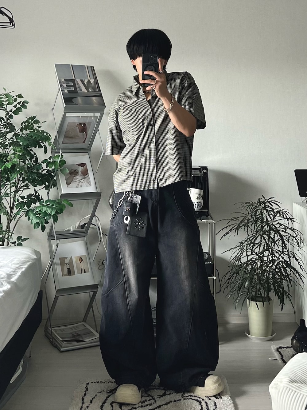 ブラック系のデニムパンツ、ブラック系のスニーカー、ブラック系のシャツ/ブラウスを着用したメンズの夏コーディネートの3枚目の写真