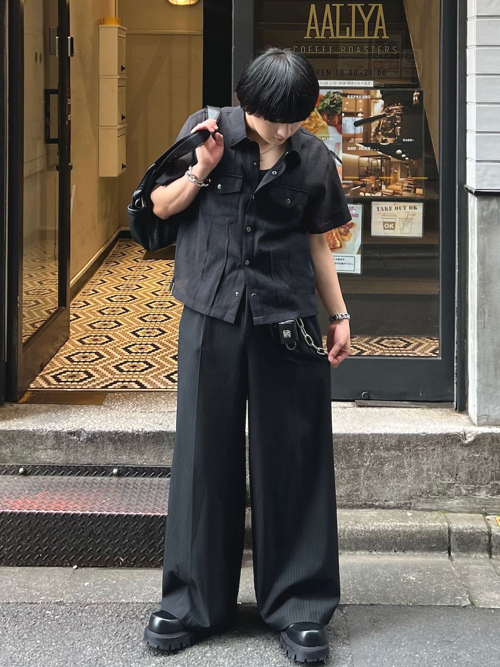 ブラック系のシャツ/ブラウス、ブラック系のタンクトップ、ブラック系のスラックスを着用したメンズの夏コーディネートの2枚目の写真