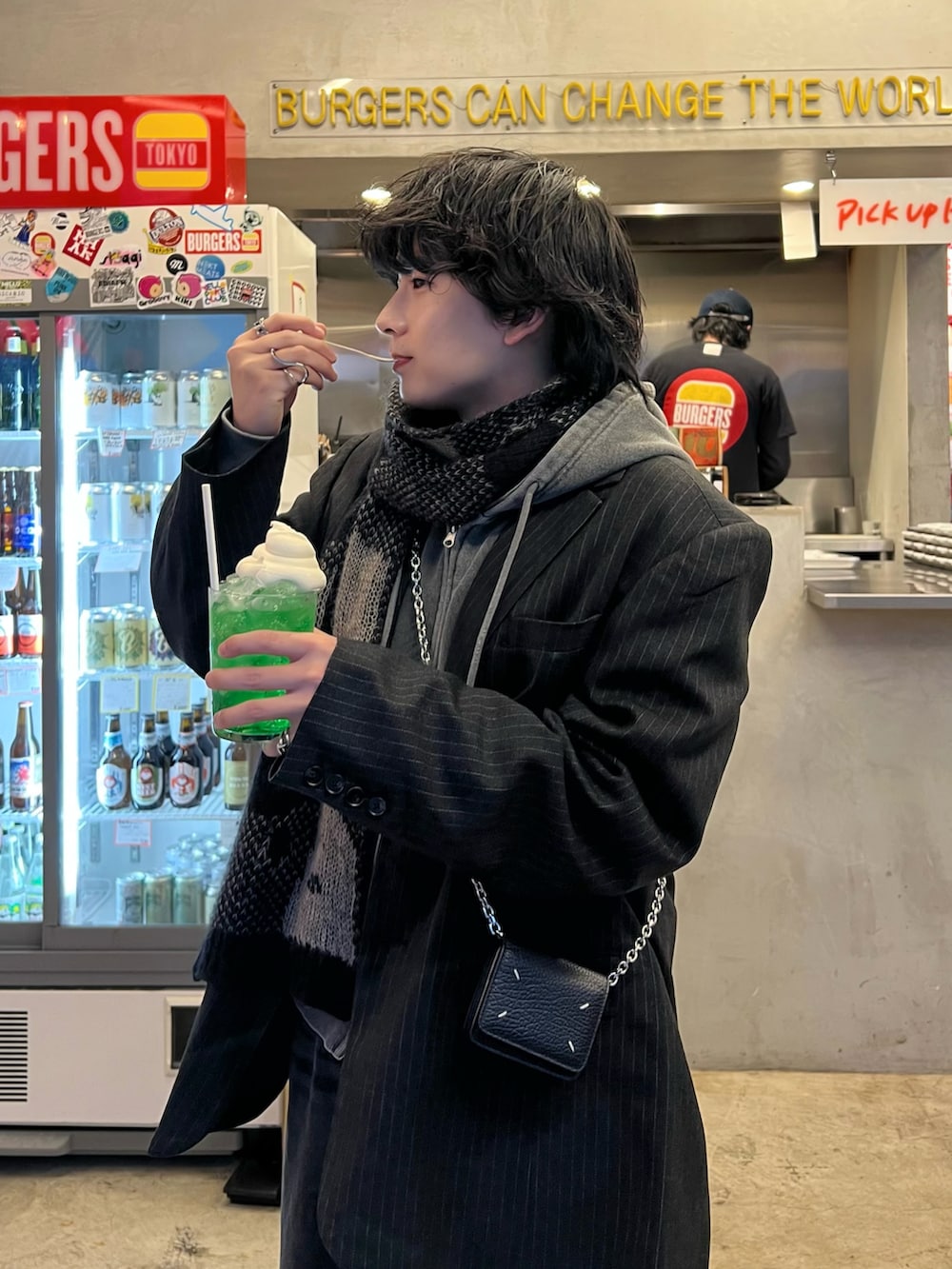 グレー系のテーラードジャケット、グレー系のパーカー、グレー系のデニムパンツを着用したメンズの冬コーディネートの3枚目の写真