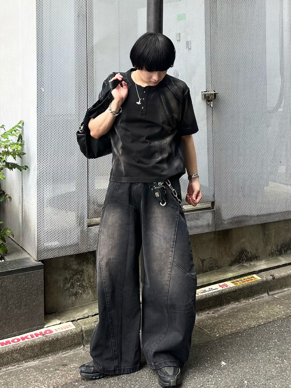 その他のTシャツ/カットソー、ブラック系のデニムパンツ、ブラック系のショルダーバッグを着用したメンズの夏コーディネートの2枚目の写真